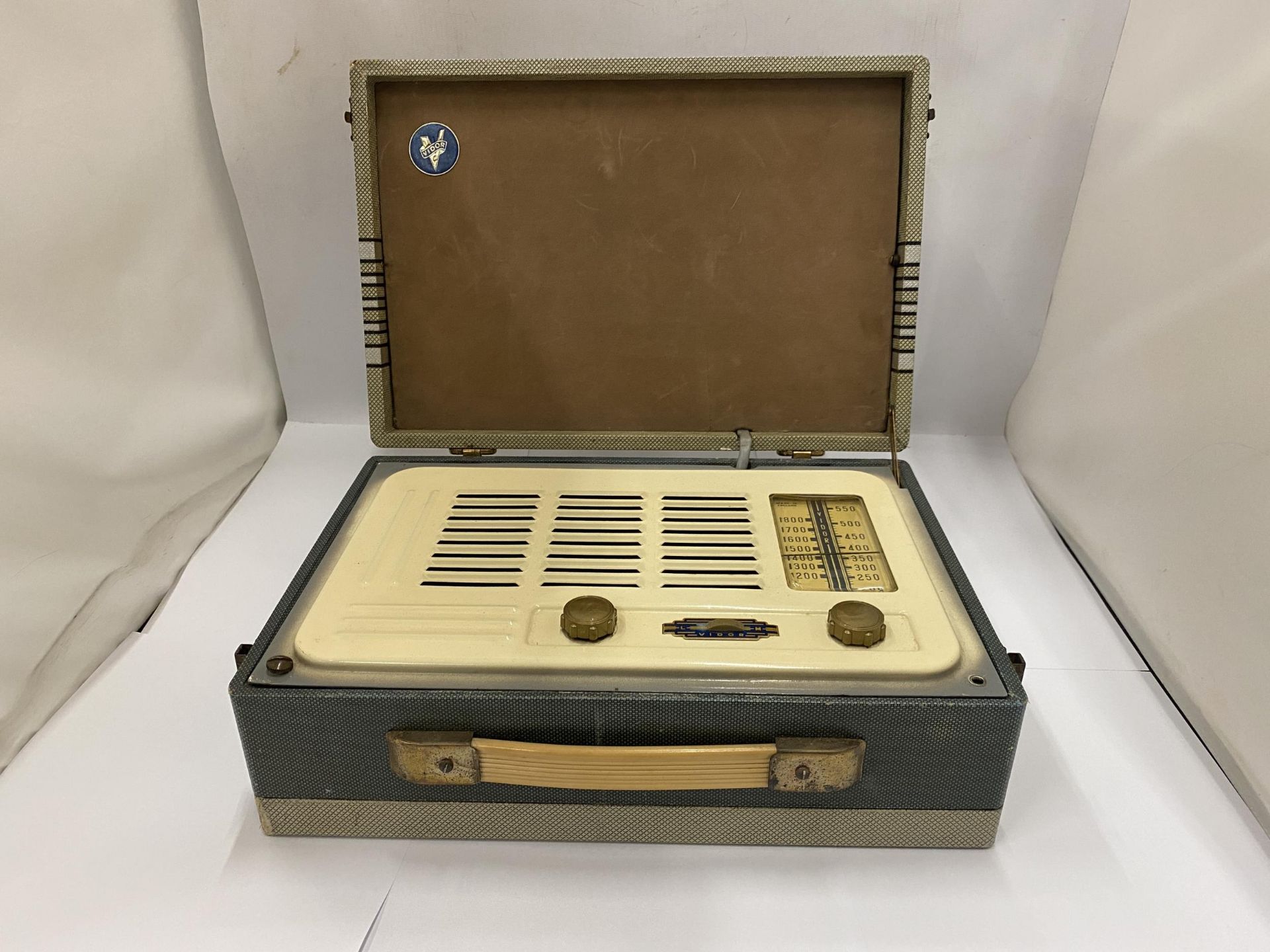 A VINTAGE 'VIDOR' RADIO IN A CASE - Bild 2 aus 4