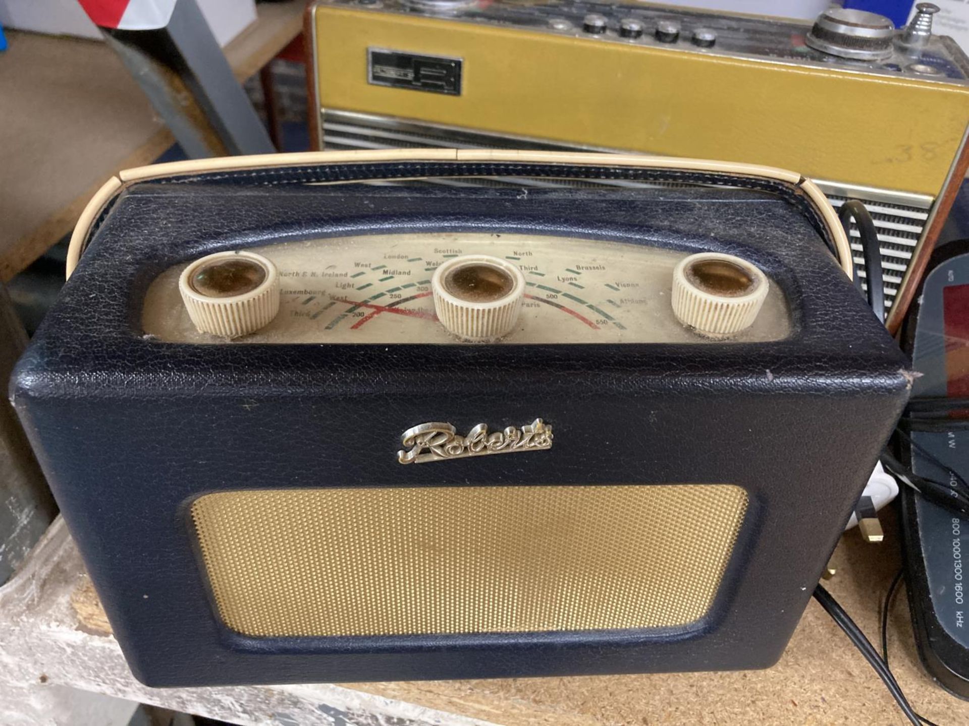 THREE VINTAGE RADIOS TO INCLUDE ROBERTS AND BUSH PLUS A PHILIPS CASSETTE PLAYER - Bild 4 aus 4