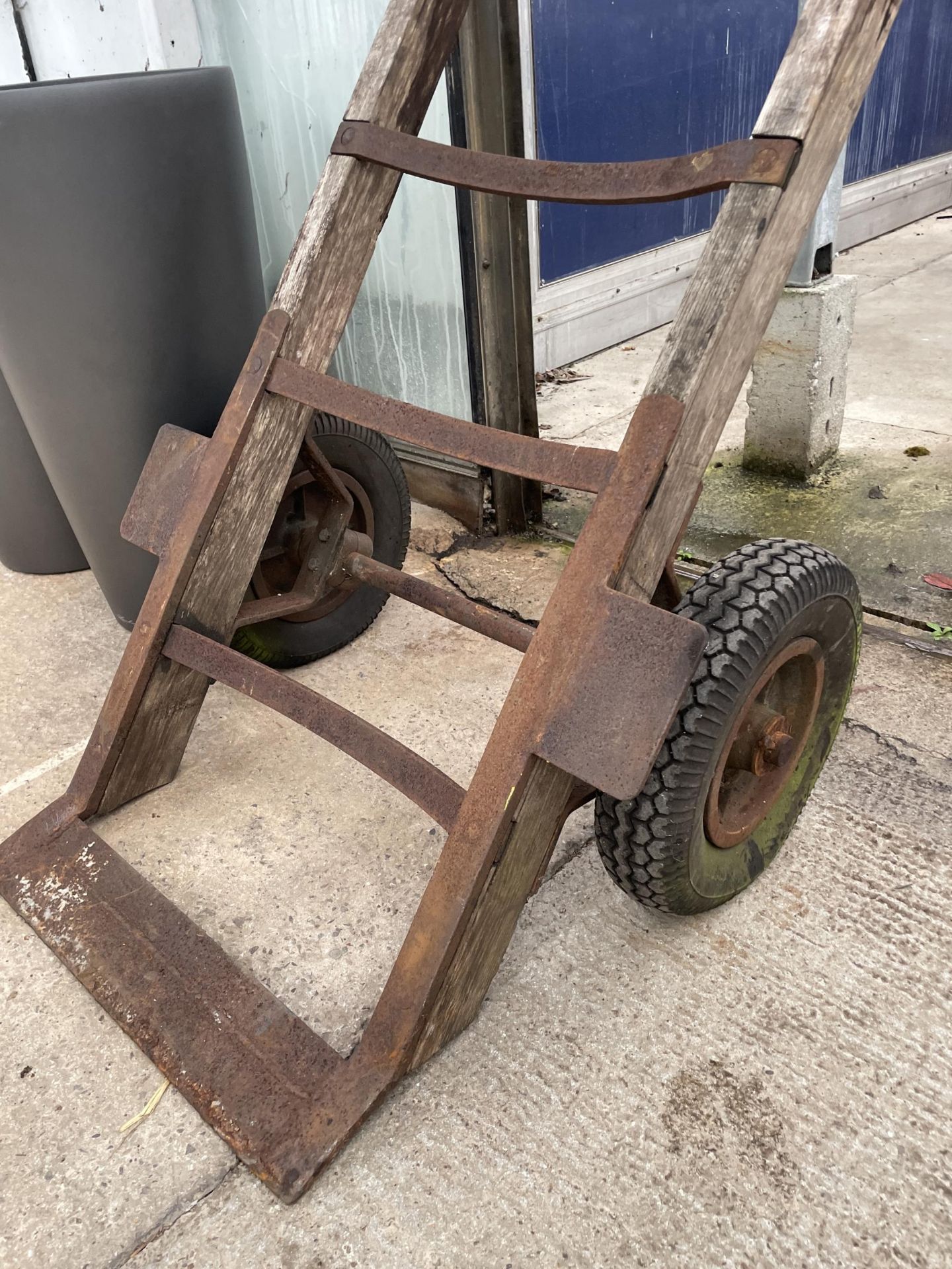 AN OVERSIZED SLINGSBY VINTAGE WOODEN AND METAL SACK TRUCK - Bild 2 aus 2