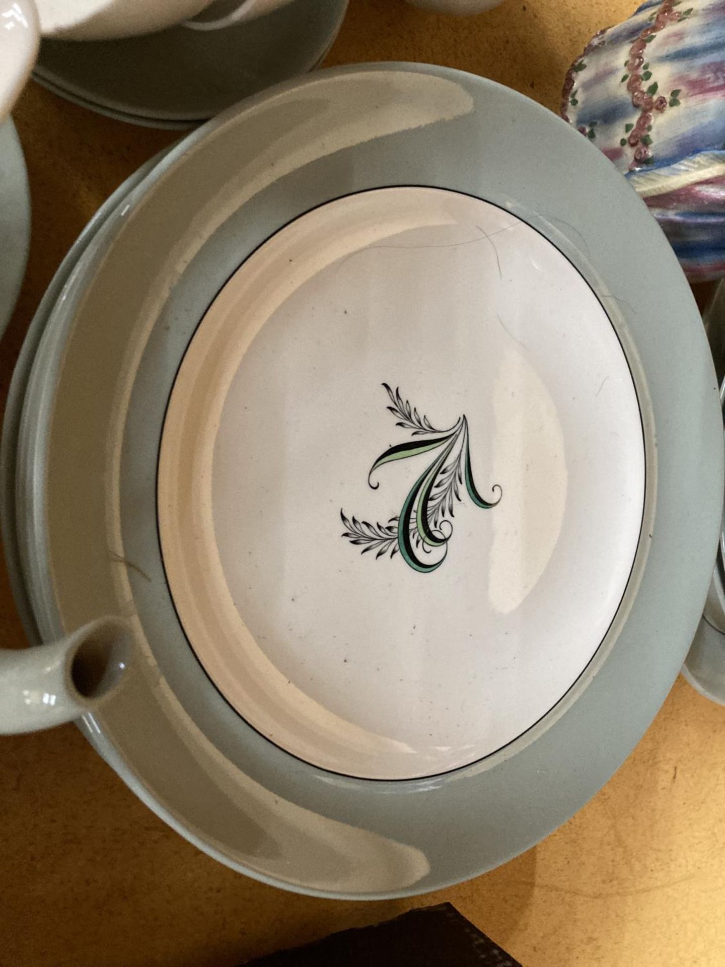 A QUANTITY OF COPELAND SPODE 'OLYMPUS' TO INCLUDE PLATES, A TEAPOT, CUPS, SAUCERS AND SAUCE BOAT - Image 2 of 5
