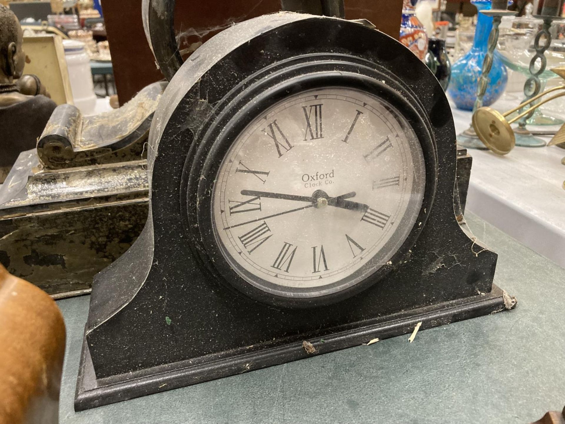 THREE VINTAGE MANTLE CLOCKS TO INCLUDE A SMITHS PLUS A CLOCK CASE MISSING THE FACE - Bild 5 aus 5