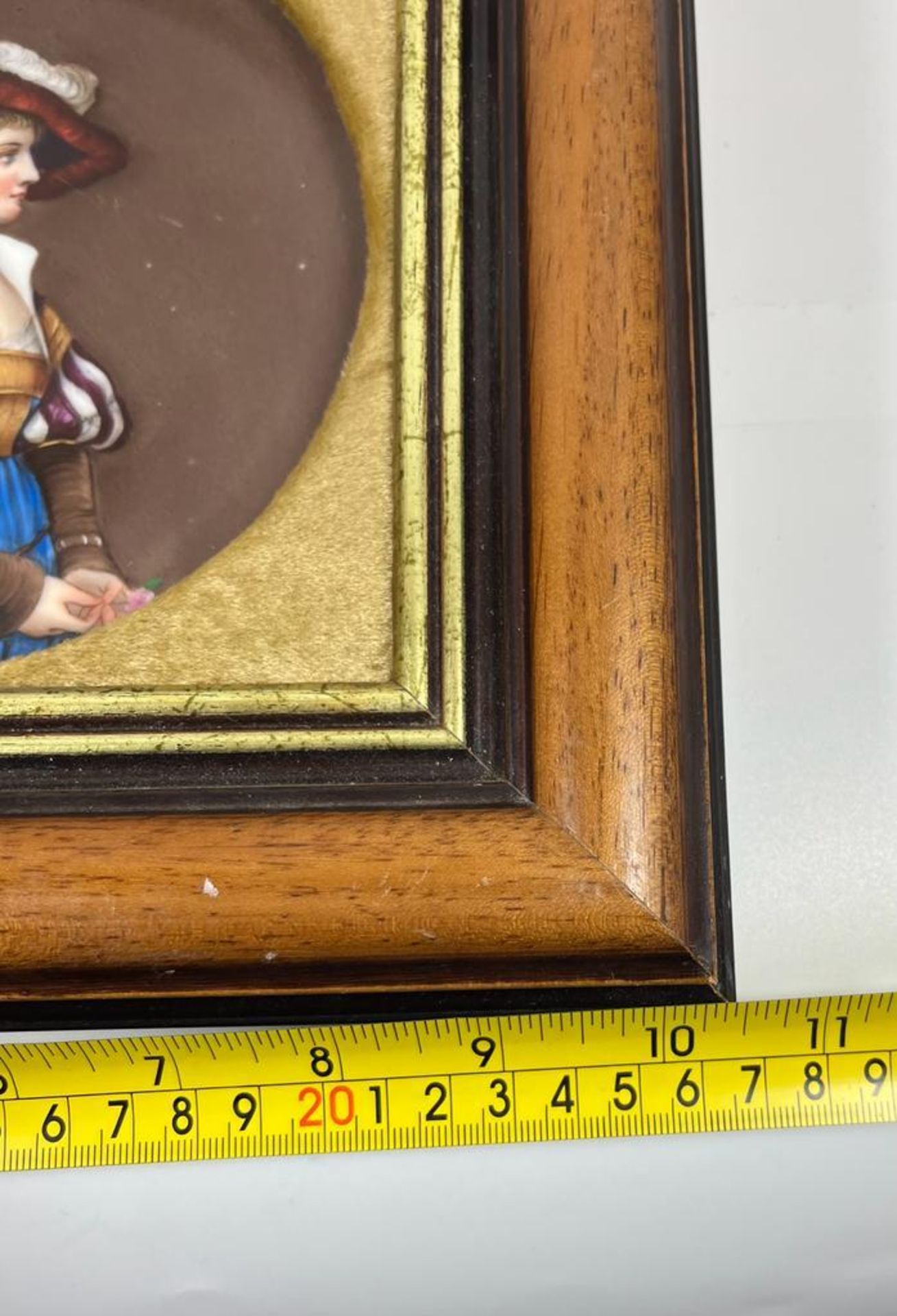 A 19TH CENTURY FRAMED HAND PAINTED PORCELAIN PLAQUE DEPICTING A LADY WITH A FEATHERED HAT, 27 X 26CM - Image 5 of 6