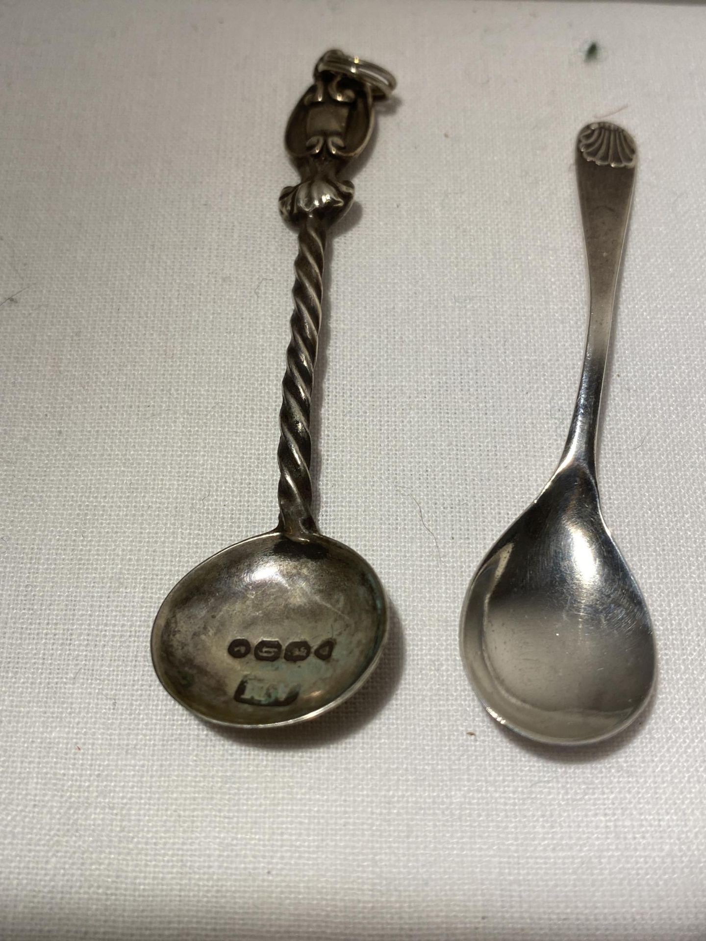 A COLLECTION OF SIX ASSORTED HALLMARKED SILVER SALT SPOONS TO INCLUDE A PAIR OF APOSTLED EXAMPLES, - Image 5 of 12