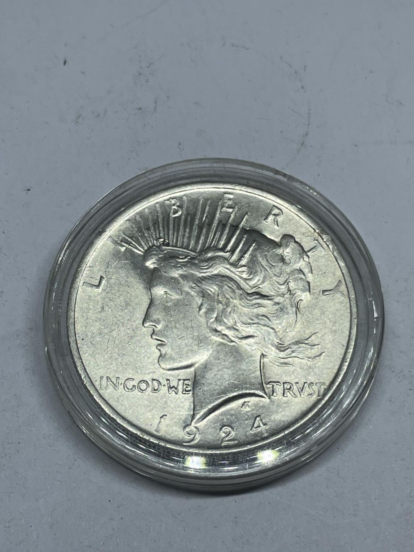 A 1924 LIBERTY UNITED STATES OF AMERICA ONE DOLLAR SILVER COIN IN A CAPSULE - Bild 2 aus 3