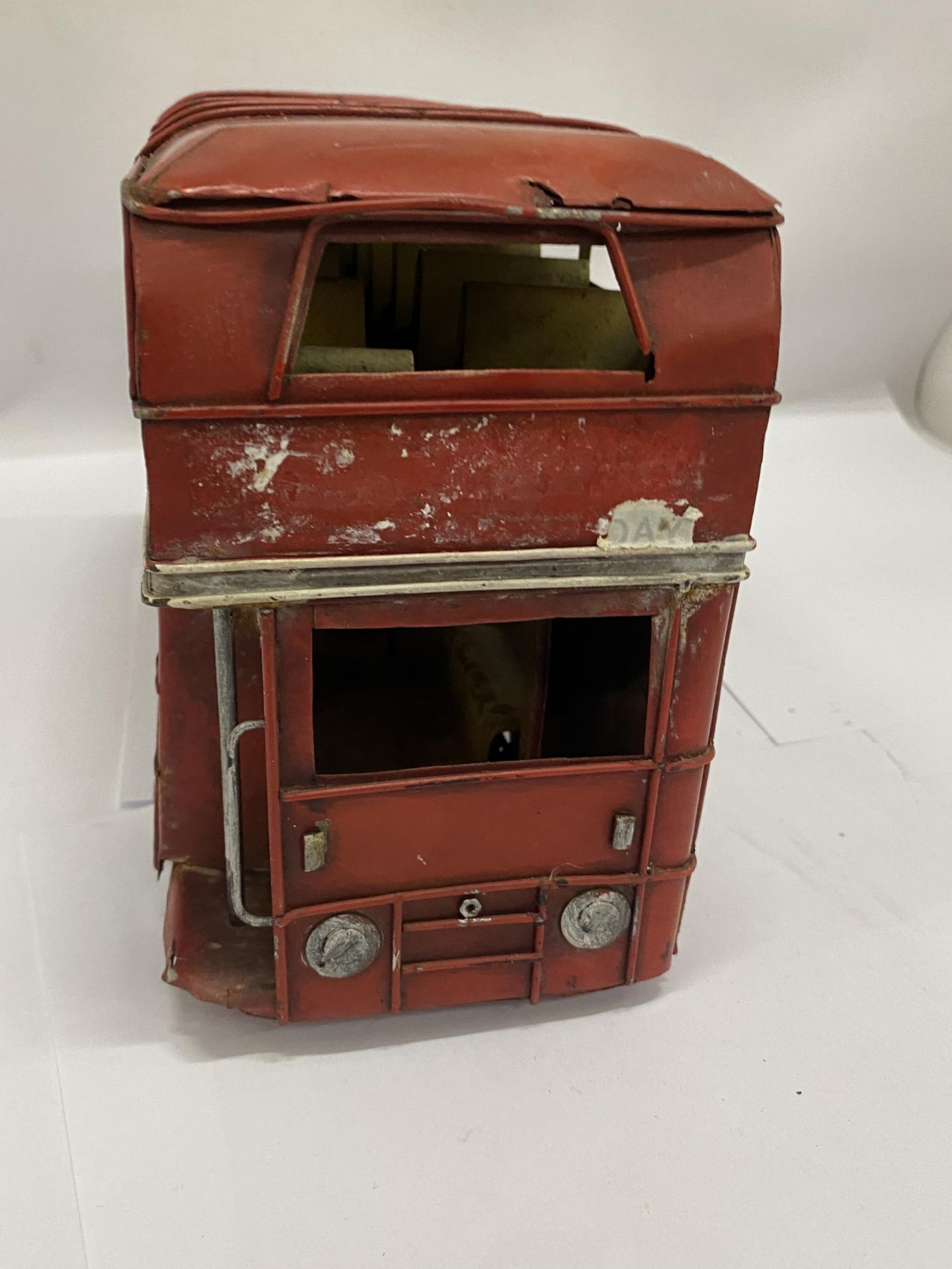 A LONDON TIN PLATE RED DOUBLE DECKER BUS, HEIGHT 17CM, LENGTH 30CM - Bild 2 aus 4