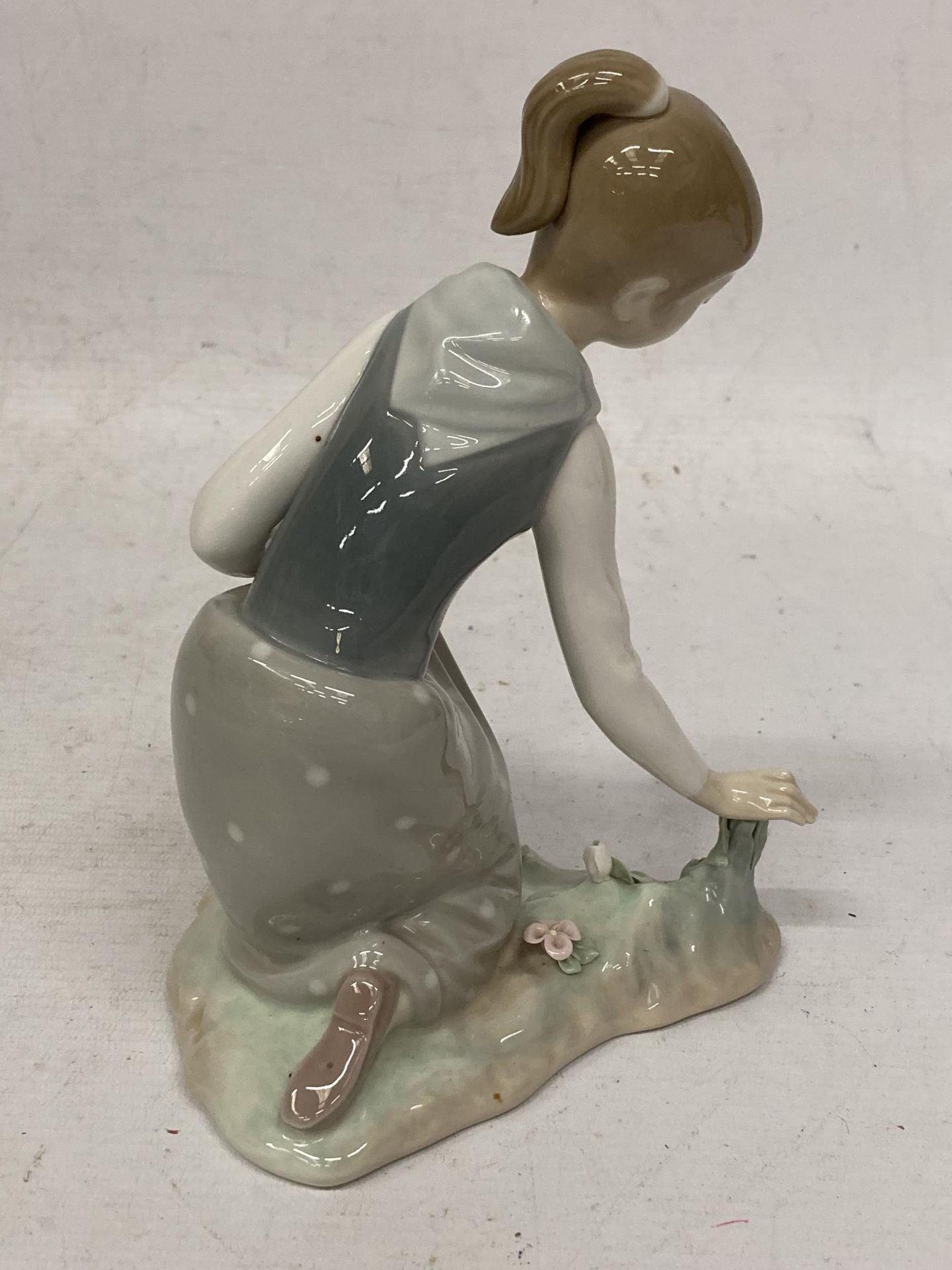 A LLADRO FIGURE OF A GIRL WITH FLOWERS - Image 3 of 4