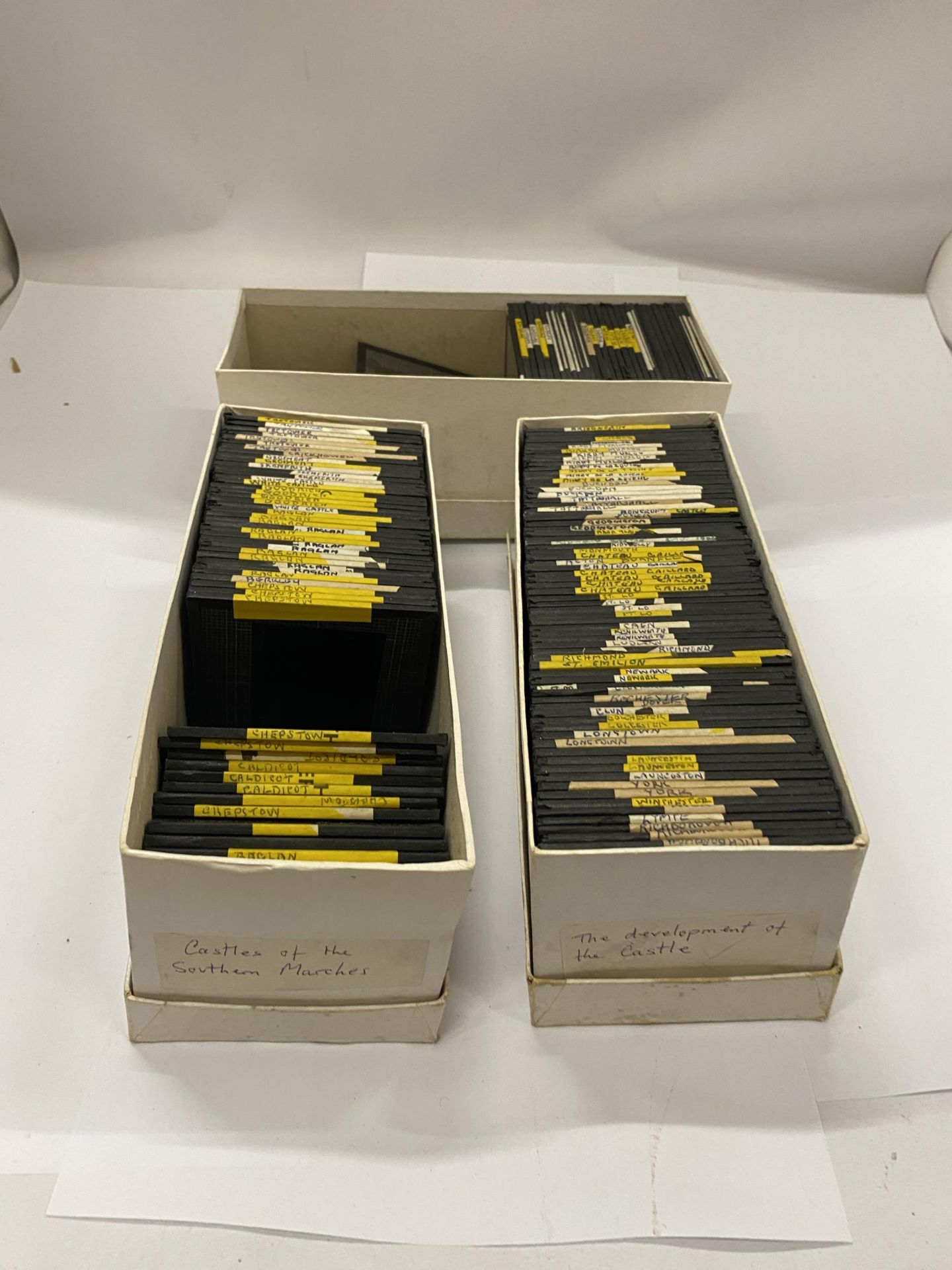 A COLLECTION OF MAGIC LANTERN SLIDES WITH IMAGES OF CASTLES - Bild 2 aus 4