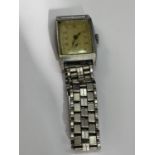 A GENTS CHROME VINTAGE WRIST WATCH, WORKING AT TIME OF LOTTING