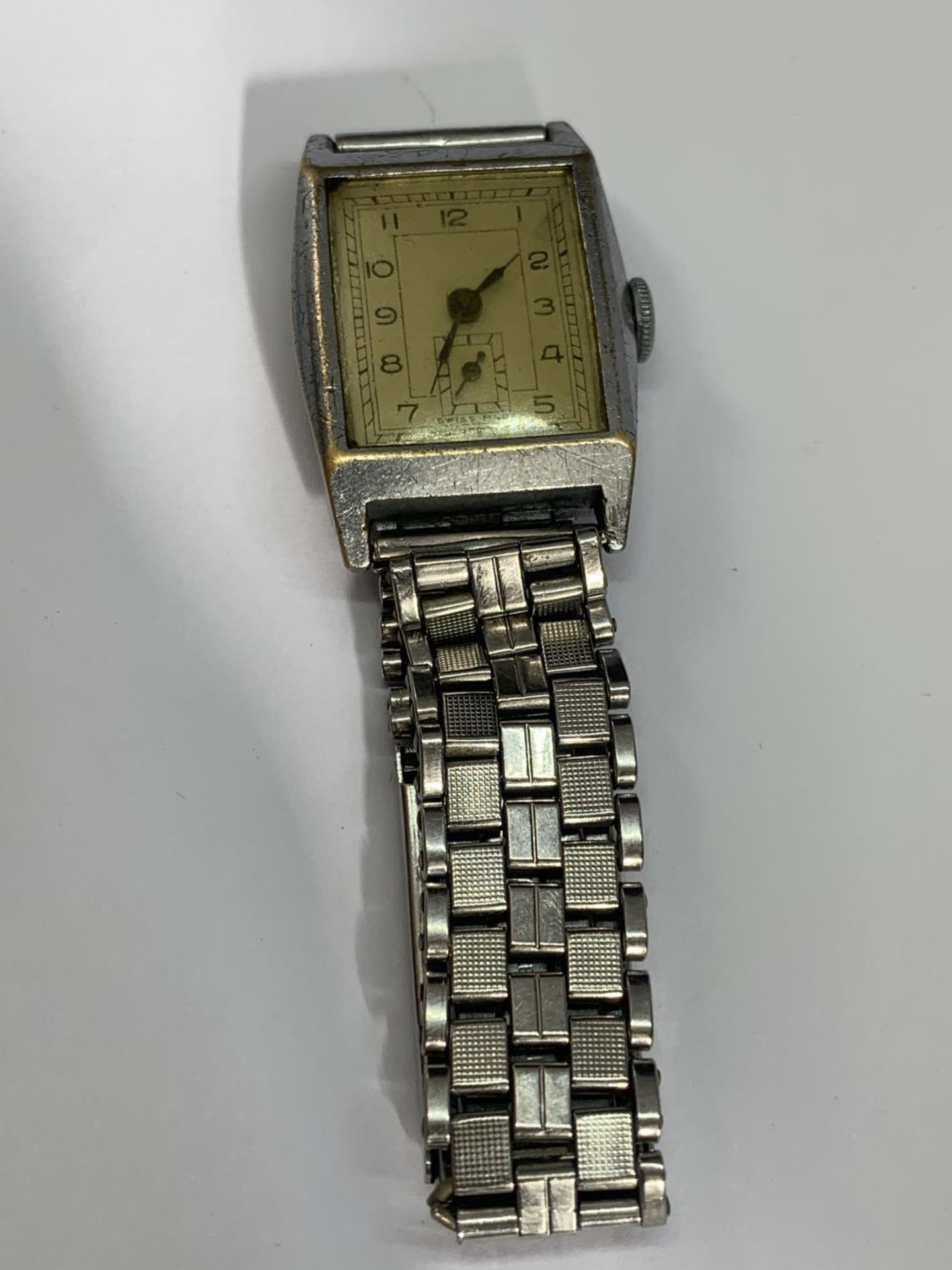 A GENTS CHROME VINTAGE WRIST WATCH, WORKING AT TIME OF LOTTING