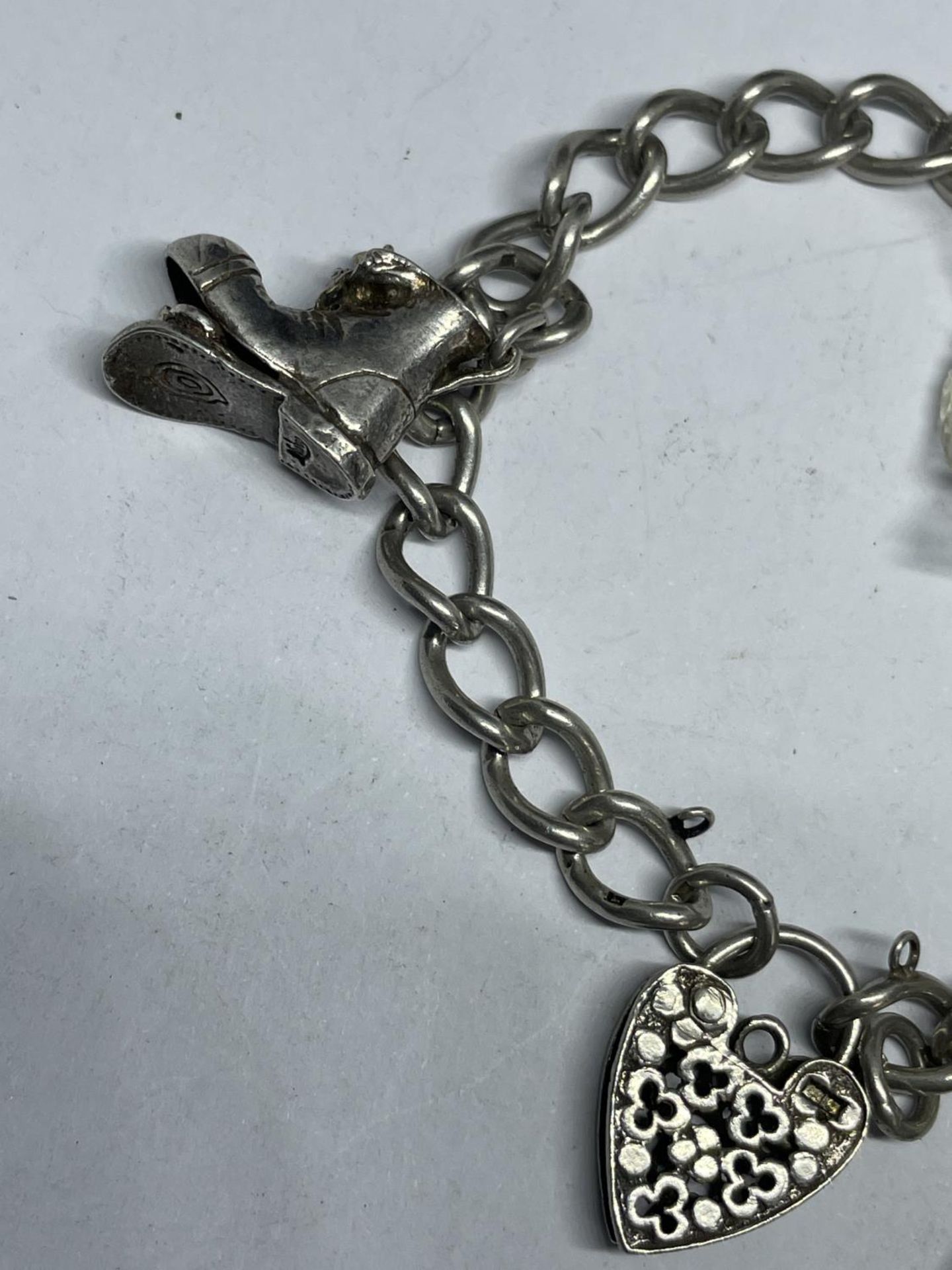 A SILVER CHARM BRACELET WITH THREE CHARMS AND A DECORATIVE HEART PADLOCK WEIGHT 25.5 GRAMS - Image 3 of 3