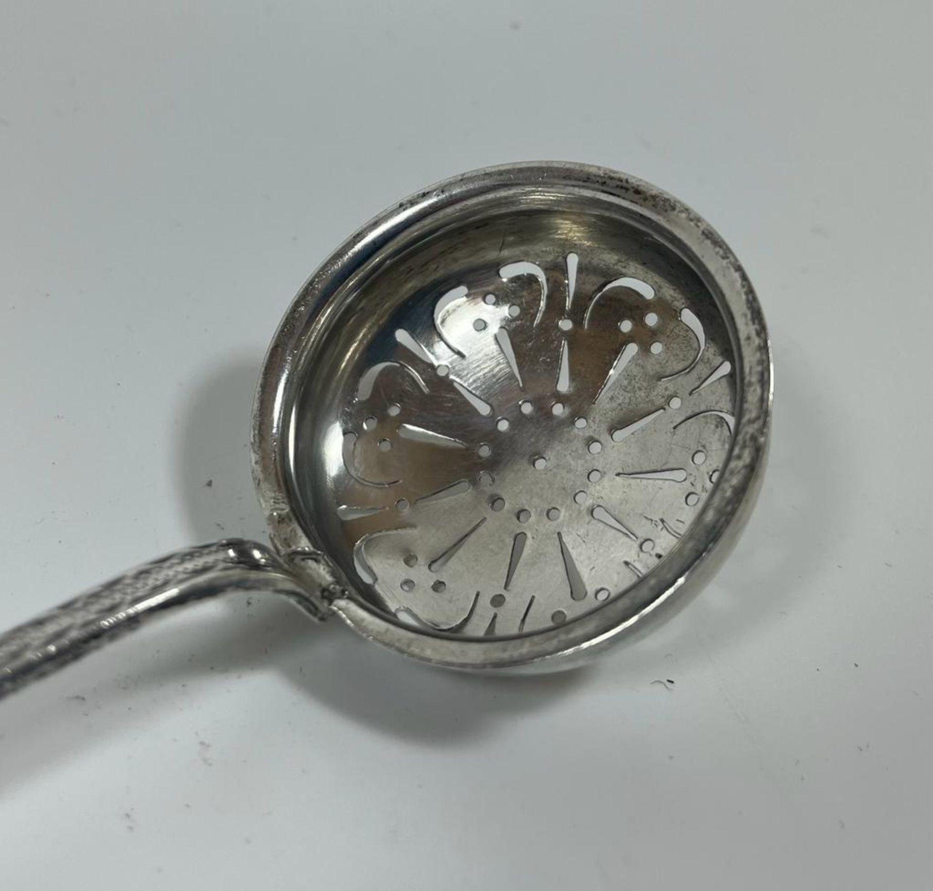 A .99 STAMPED SILVER ANTIQUE SUGAR SIFTER, LENGTH 18.5 CM - Image 2 of 7