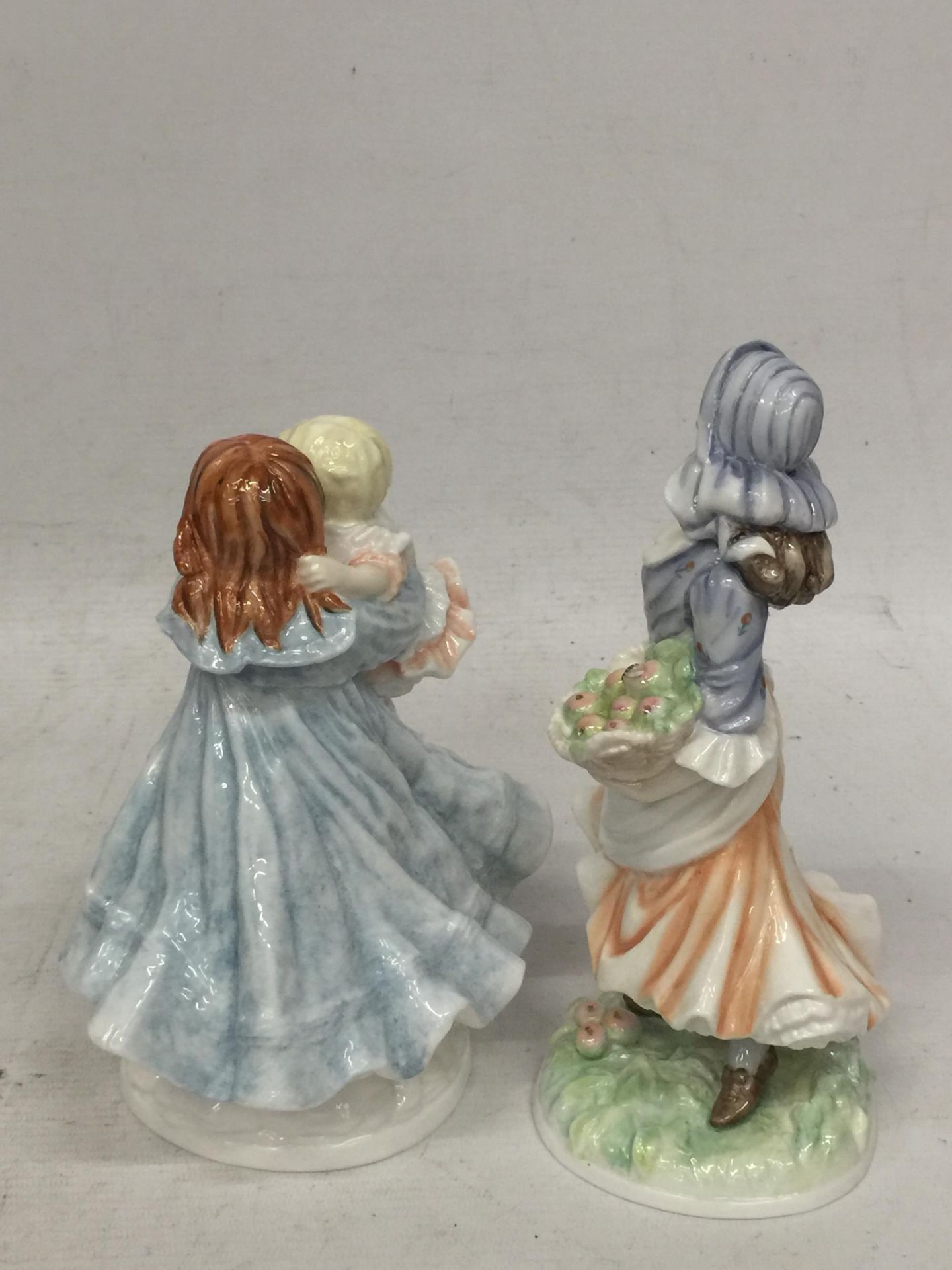 TWO LIMITED EDITION ROYAL WORCESTER FIGURES - 'LOVE' & 'ROSIE PICKING APPLES' - Bild 3 aus 4