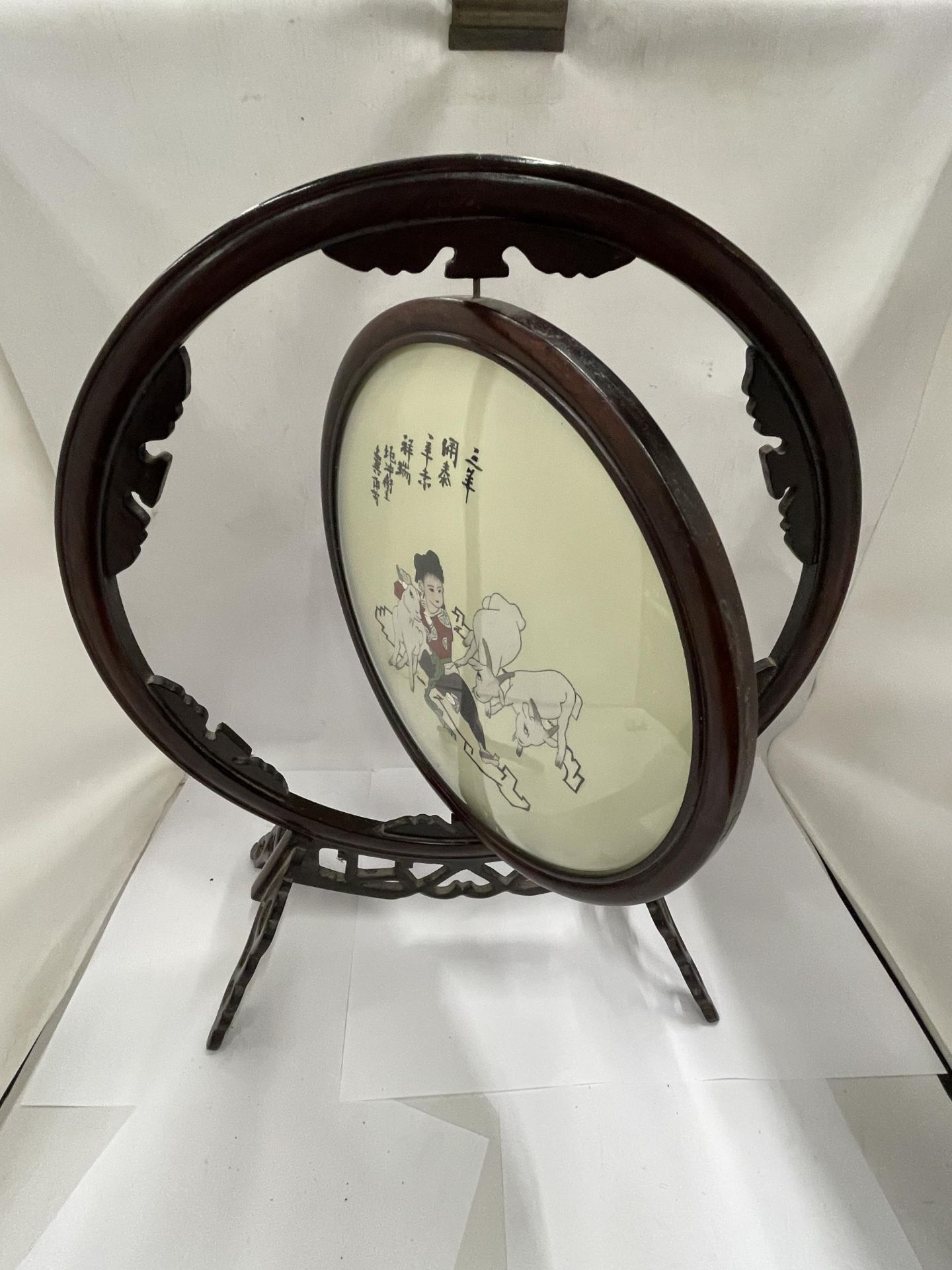 A CHINESE WOODEN FRAMED CIRCULAR PRINT OF A GIRL WITH GOATS - Bild 4 aus 5