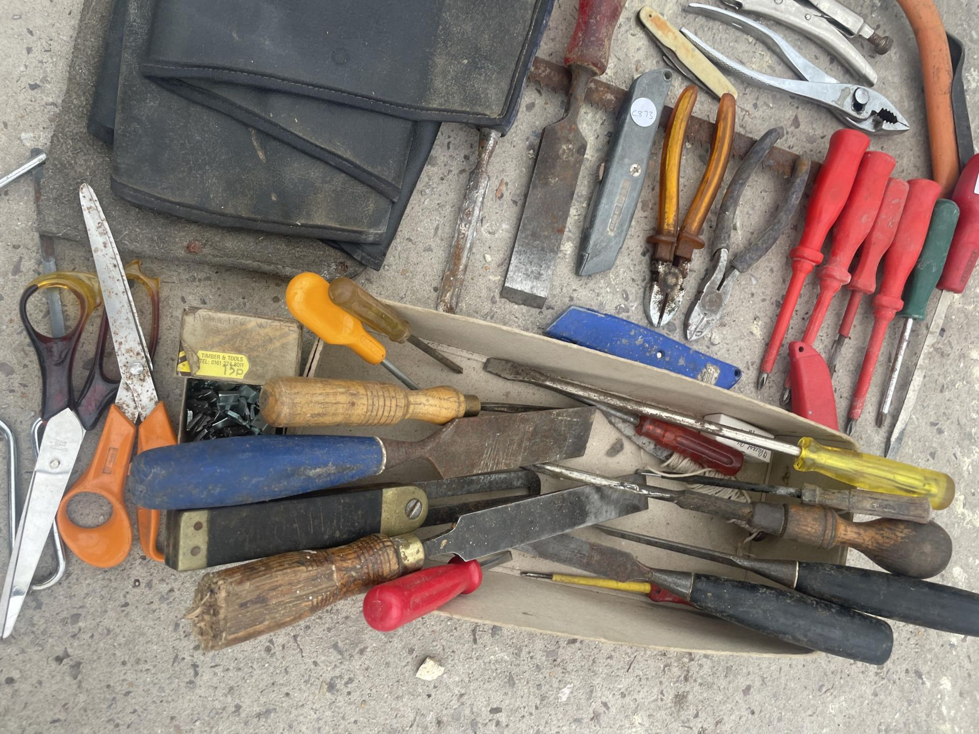 AN ASSORTMENT OF HAND TOOLS TO INCLUDE CHISELS, PLIERS AND SCREW DRIVERS ETC - Image 2 of 2