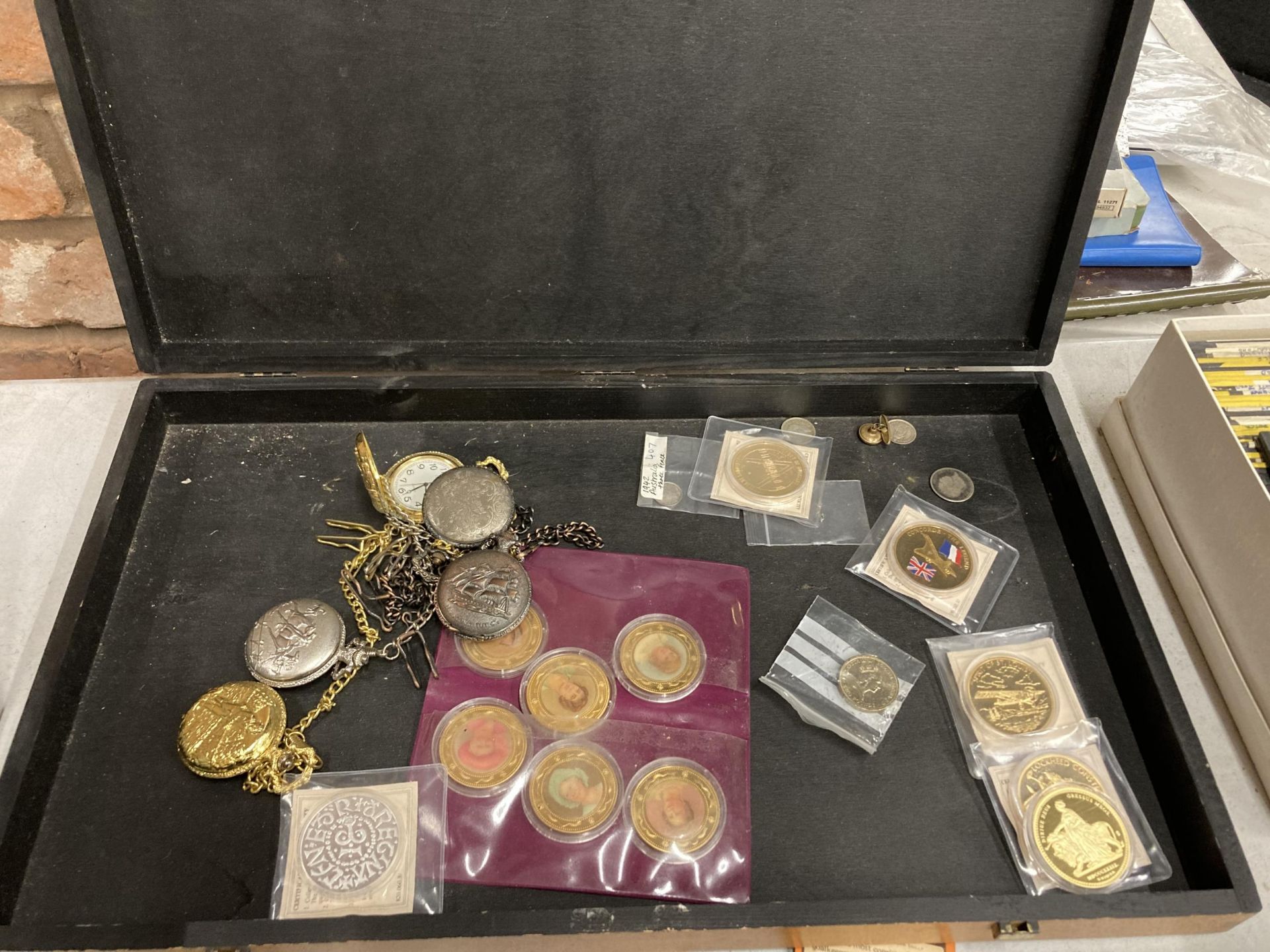 A CASE OF ASSORTED COMMEMORATIVE COINS, MODERN POCKET WATCHES ETC