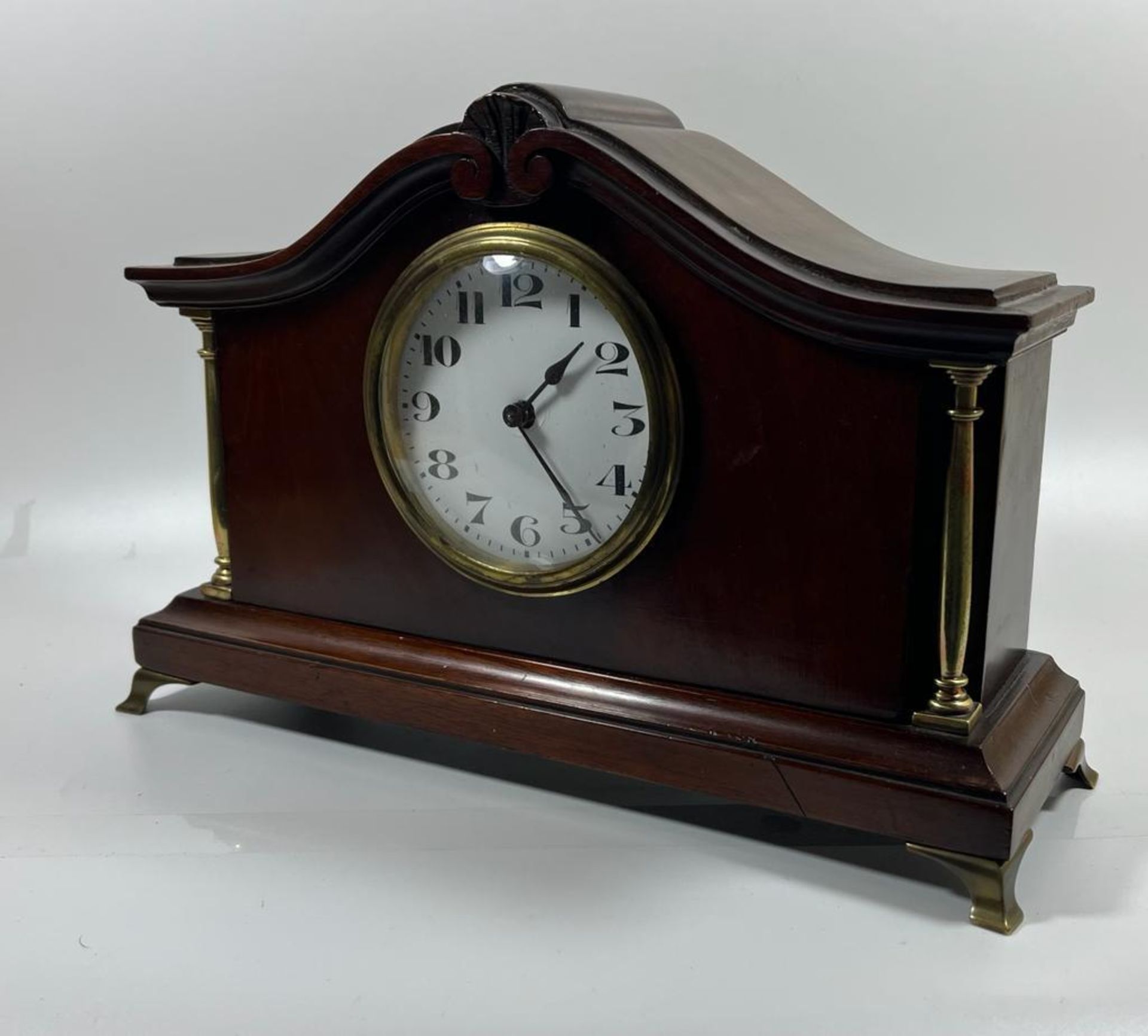 A MAHOGANY MANTLE CLOCK WITH BRASS COLUMNS AND FEET WITH JAPE FRERES MOVEMENT, 19 X 28 CM - Image 4 of 7