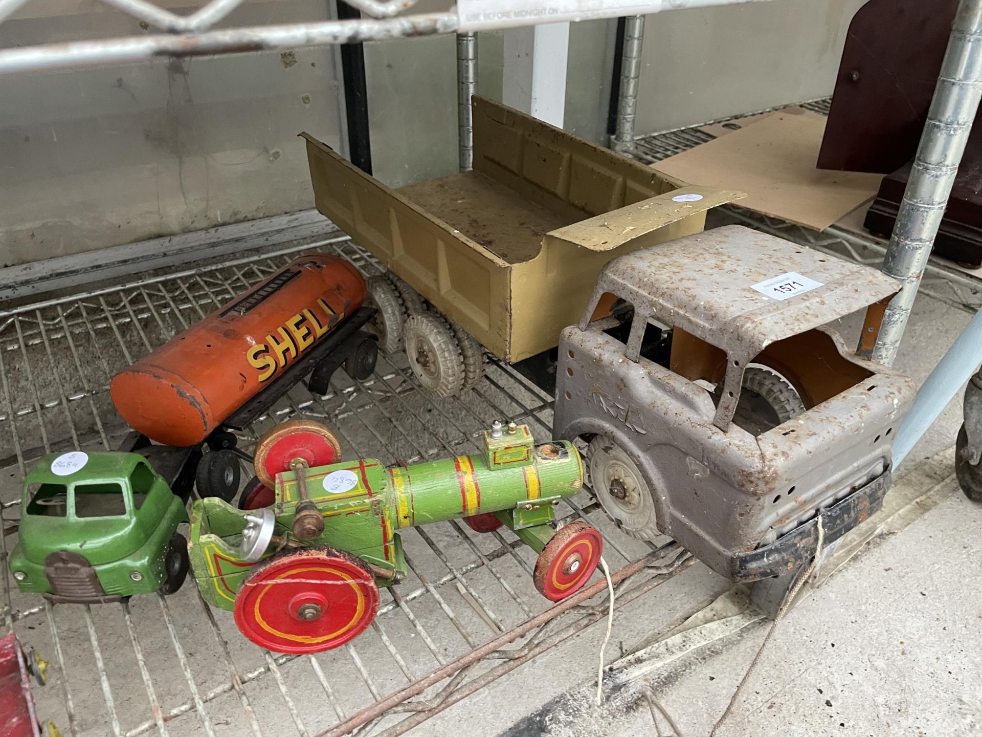 AN ASSORTMENT OF VINTAGE TIN TOYS TO INCLUDE A TIPPER TRUCK ETC