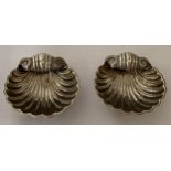 A PAIR OF EDWARD VII 1902 HALLMARKED BIRMINGHAM SILVER SHELL FORM OPEN SALTS, MAKER WILLIAM HENRY