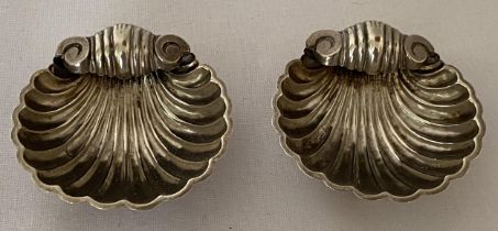 A PAIR OF EDWARD VII 1902 HALLMARKED BIRMINGHAM SILVER SHELL FORM OPEN SALTS, MAKER WILLIAM HENRY