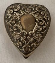 A VICTORIAN 1894 HALLMARKED BIRMINGHAM HEART SHAPED PILL BOX, MAKER LEVI & SALAMAN, GROSS WEIGHT