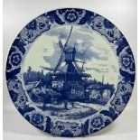 A LARGE DELFT BLUE DUTCH BLUE AND WHITE POTTERY CHARGER WITH WINDMILL DESIGN, DIAMETER 38CM