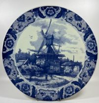 A LARGE DELFT BLUE DUTCH BLUE AND WHITE POTTERY CHARGER WITH WINDMILL DESIGN, DIAMETER 38CM