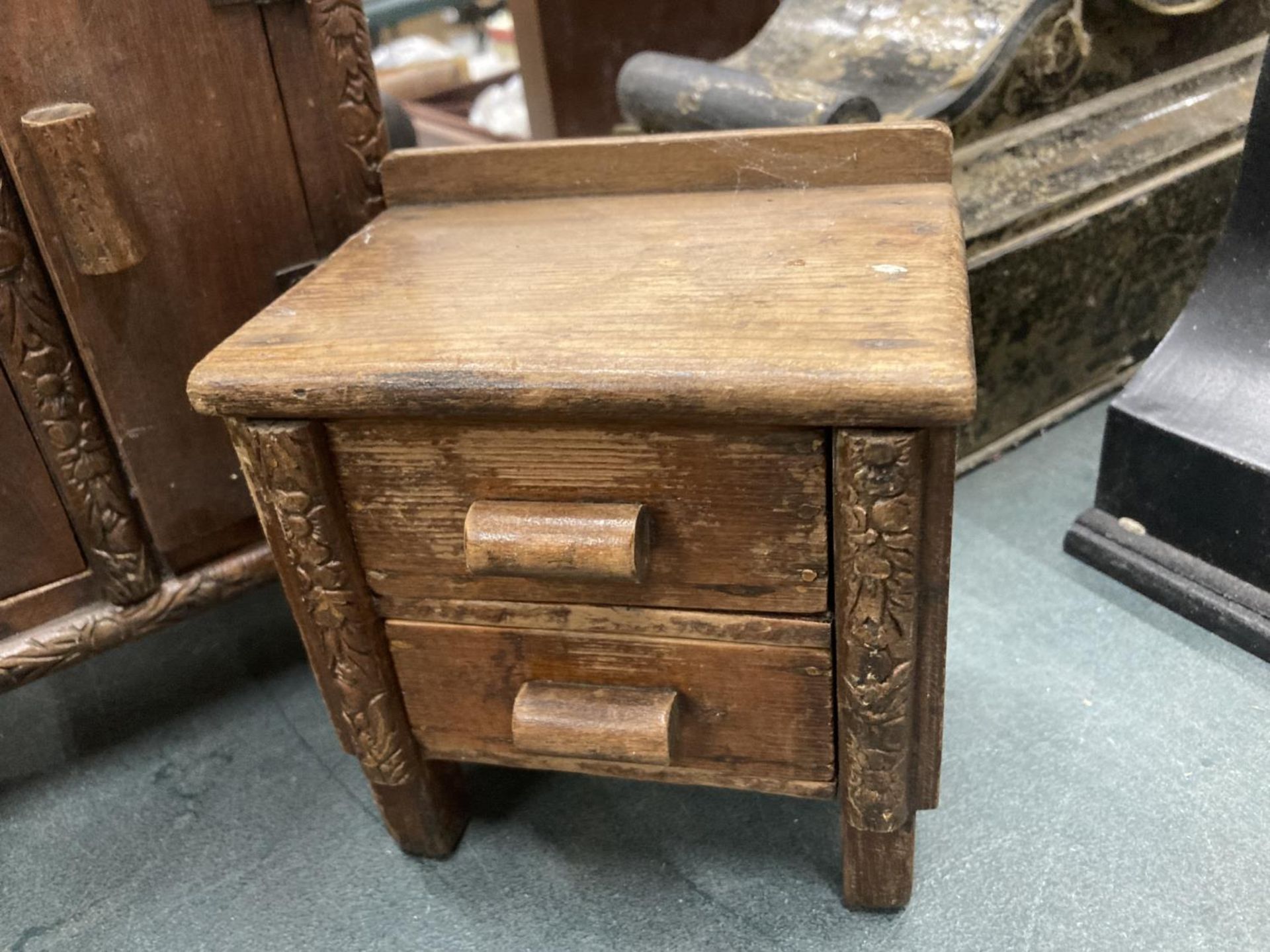 THREE PIECES OF MINIATURE MAHOGANY FURNITURE TO INCLUDE A WARDROBE, DRESSING TABLE WITH MIRROR AND A - Image 3 of 4