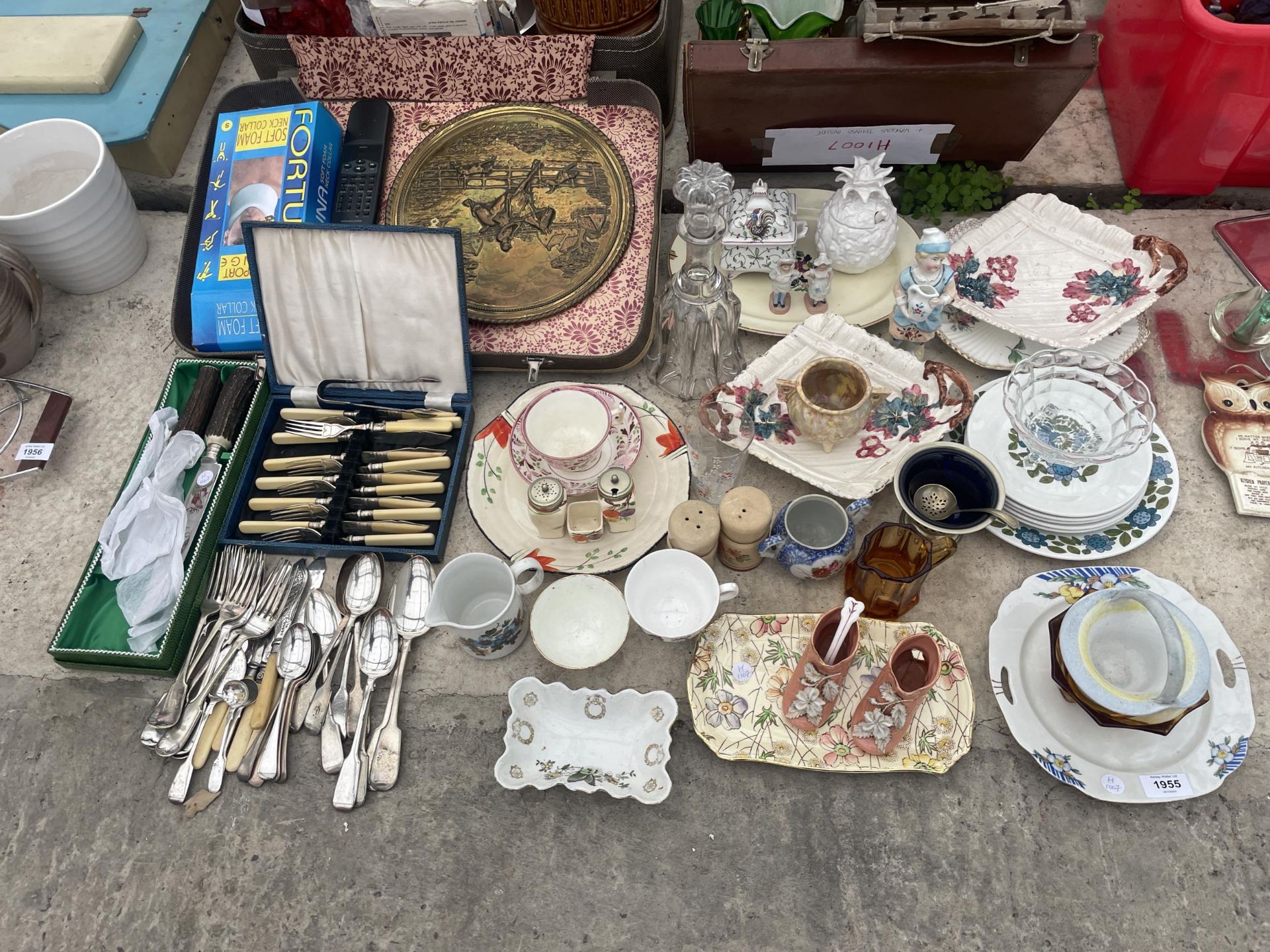 AN ASSORTMENT OF HOUSEHOLD ITEMS TO INCLUDE CERAMICS AND GLASS WARE ETC