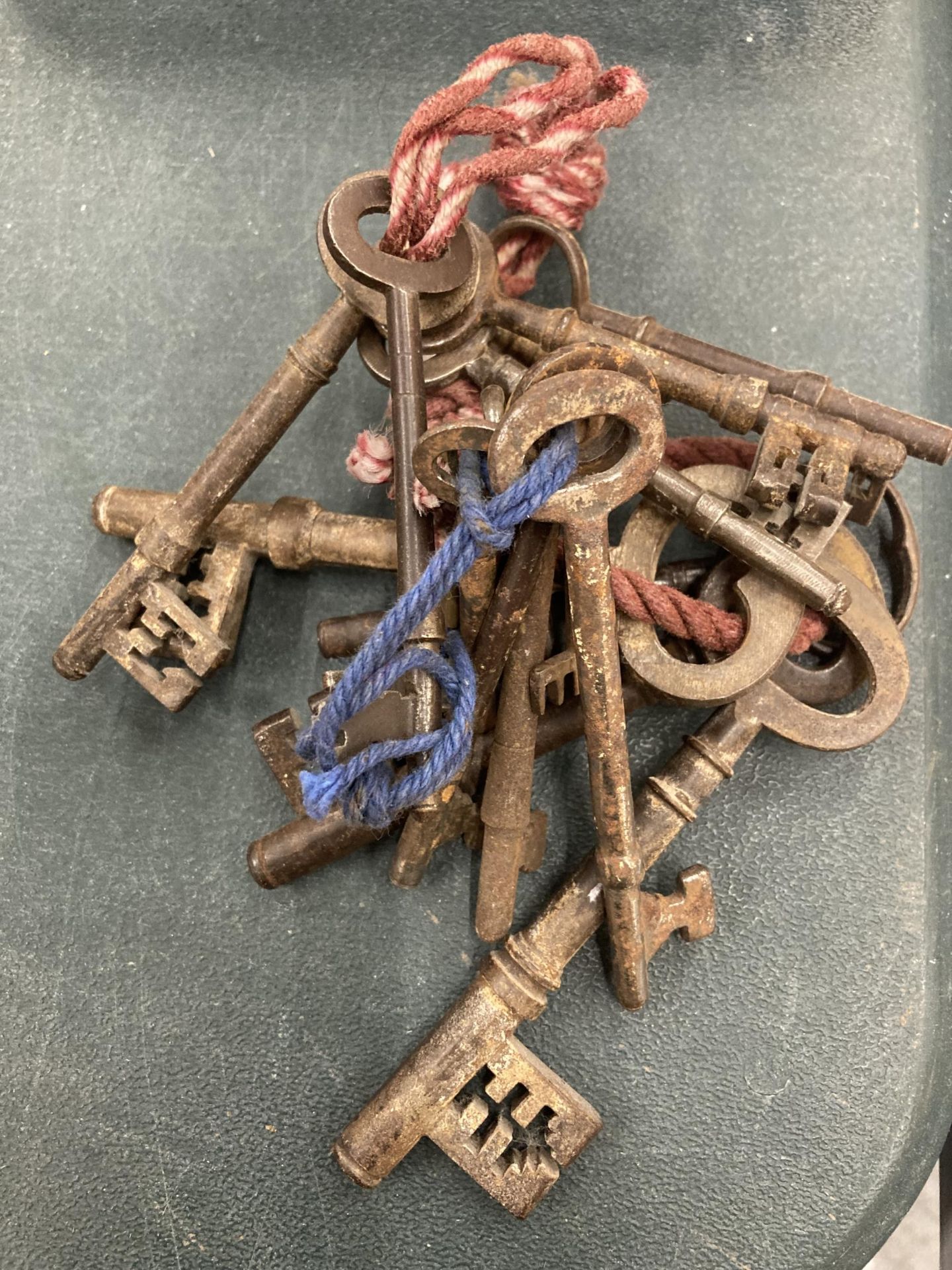 A COLLECTION OF VINTAGE KEYS - Image 3 of 3