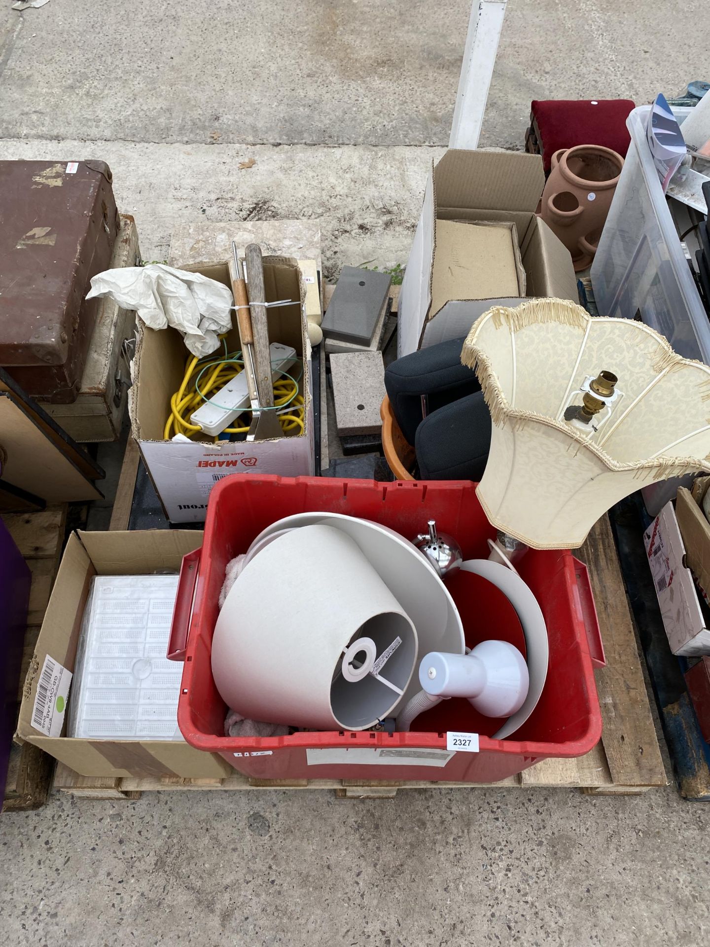 AN ASSORTMENT OF HOUSEHOLD CLEARANCE ITEMS