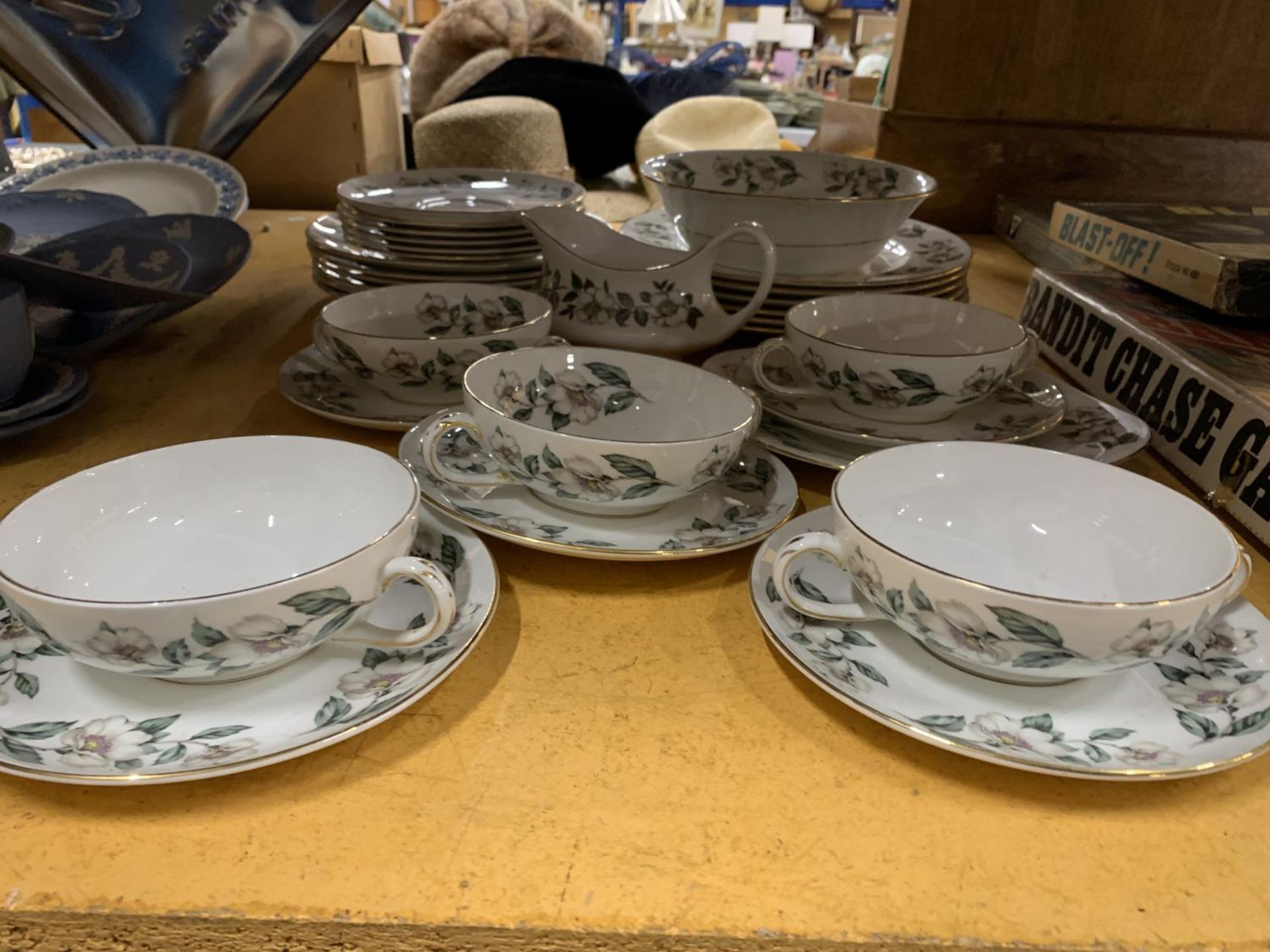 A QUANTITY OF CROWN STAFFORDSHIRE DINNERWARE TO INCLUDE SOUP COUPES AND SAUCERS, PLATES, A SERVING - Image 3 of 6