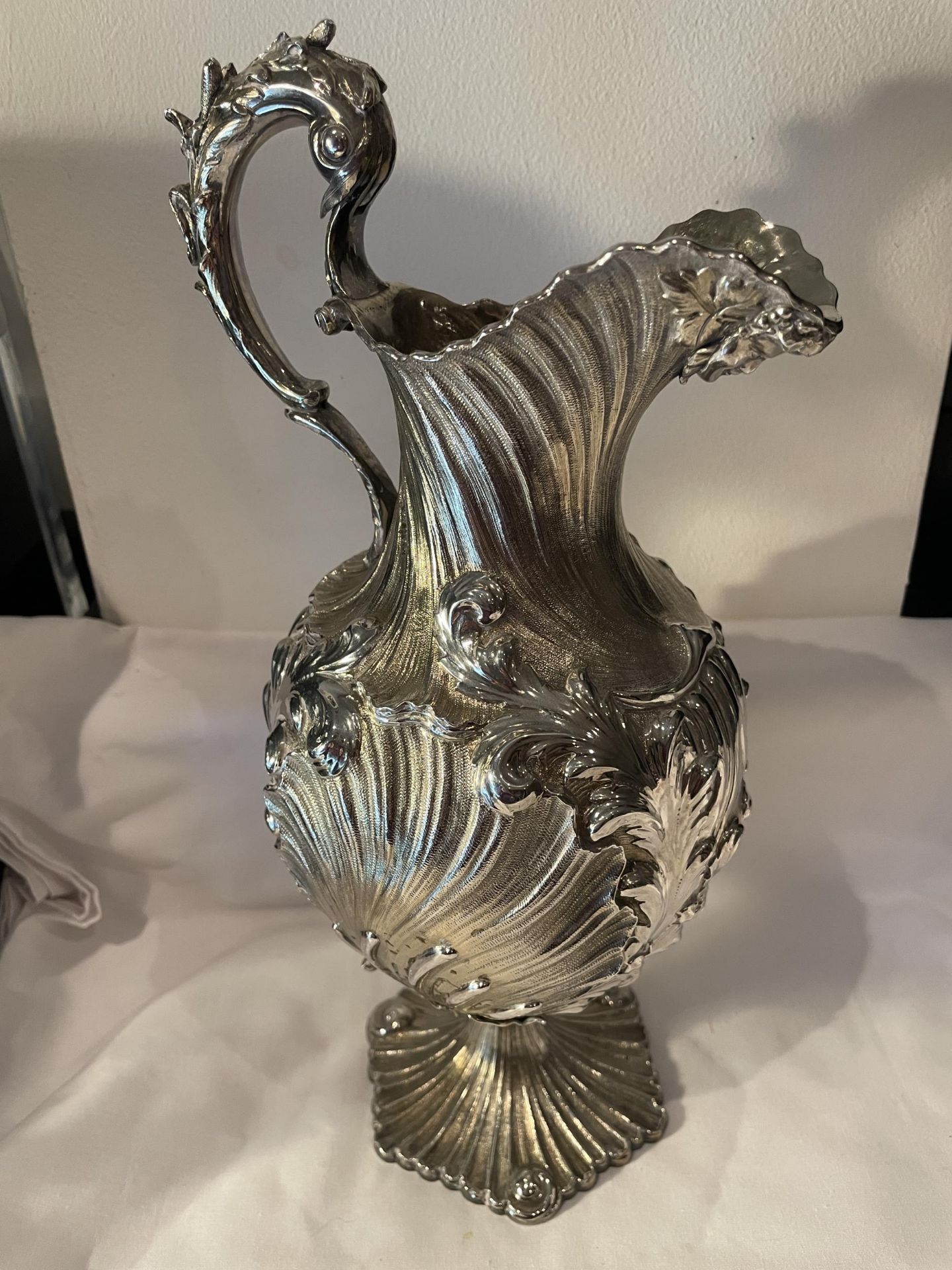 AN ORNATE 1830 HALLMARKED LONDON SILVER CLARET JUG, MAKER CHARLES FOX II GROSS WEIGHT 878 GRAMS - Image 15 of 18