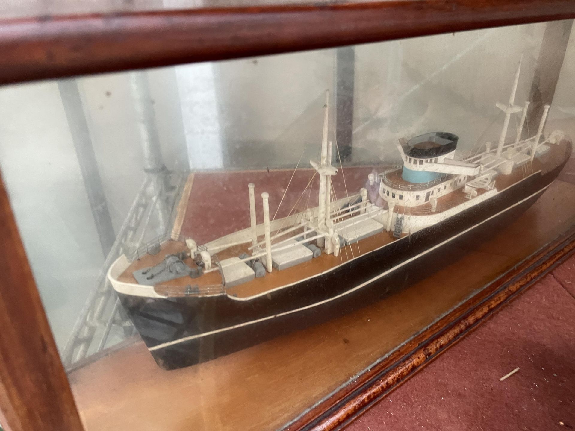 A MODEL OF A SHIP IN A GLASS DISPLAY CABINET - Image 2 of 6