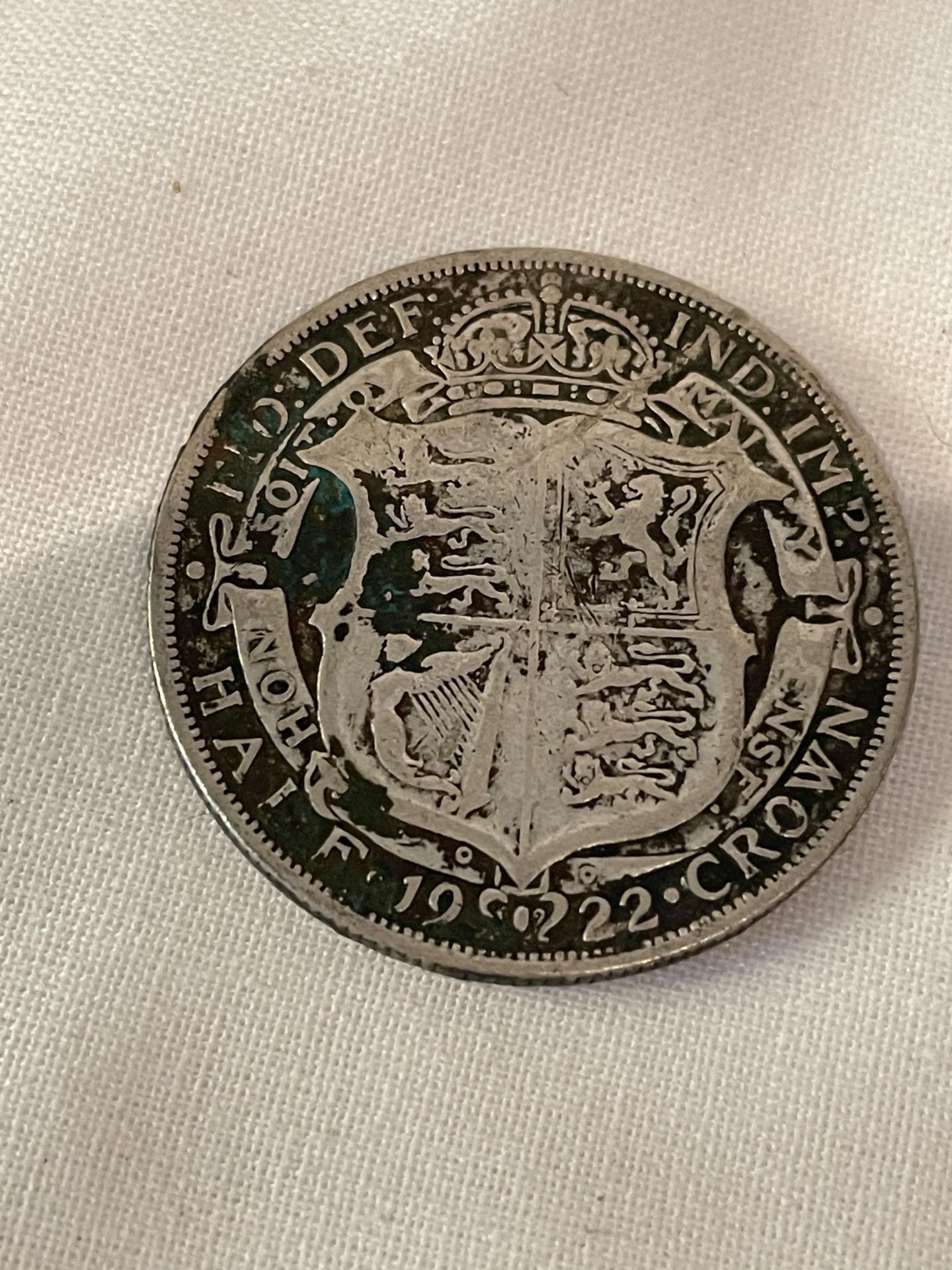 A GEORGE V 1922 50% SILVER HALF CROWN COIN
