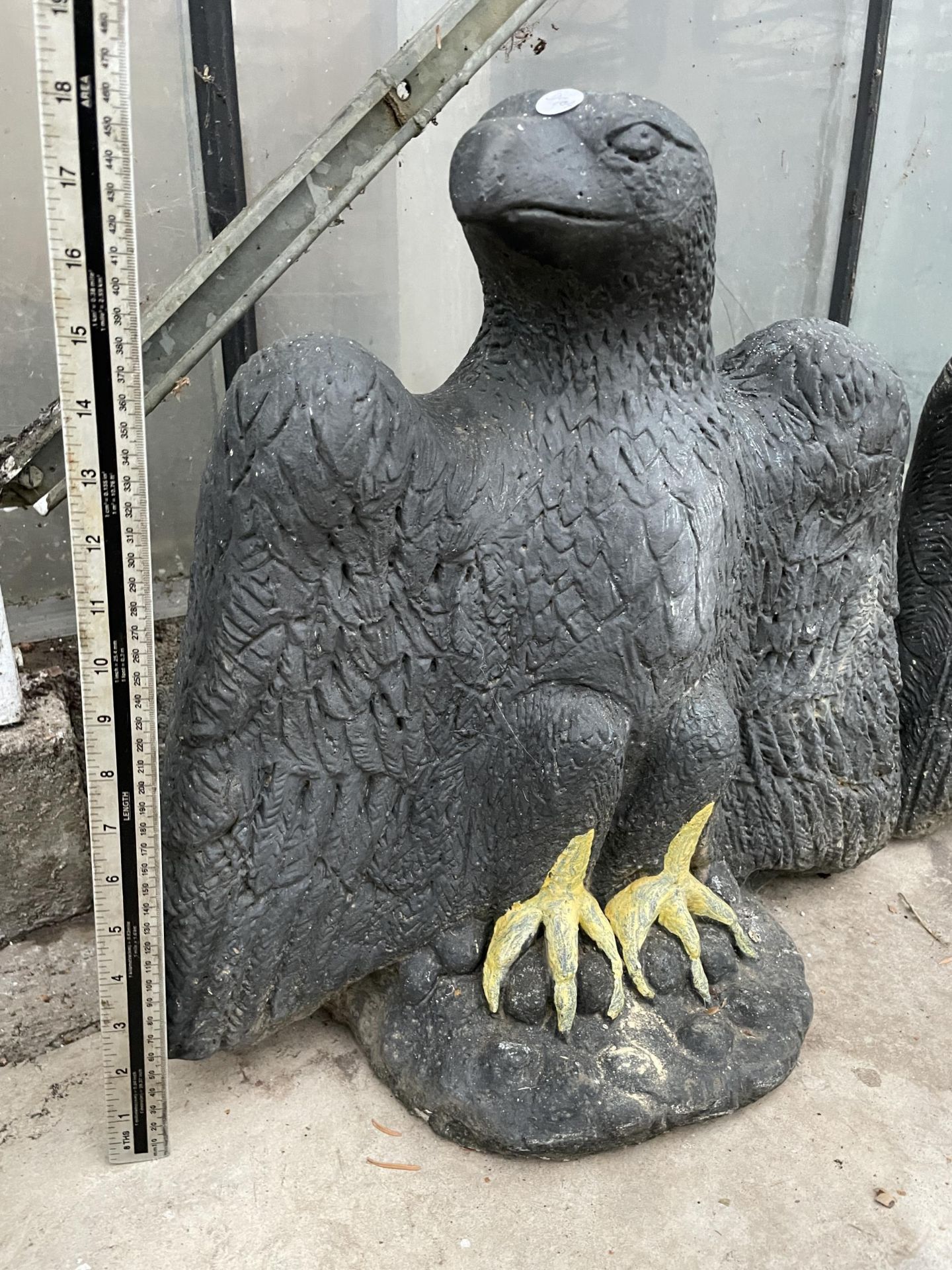 A PAIR OF PAINTED RECONSTITUTED STONE EAGLE POST TOPPERS (H:47CM) - Image 2 of 4