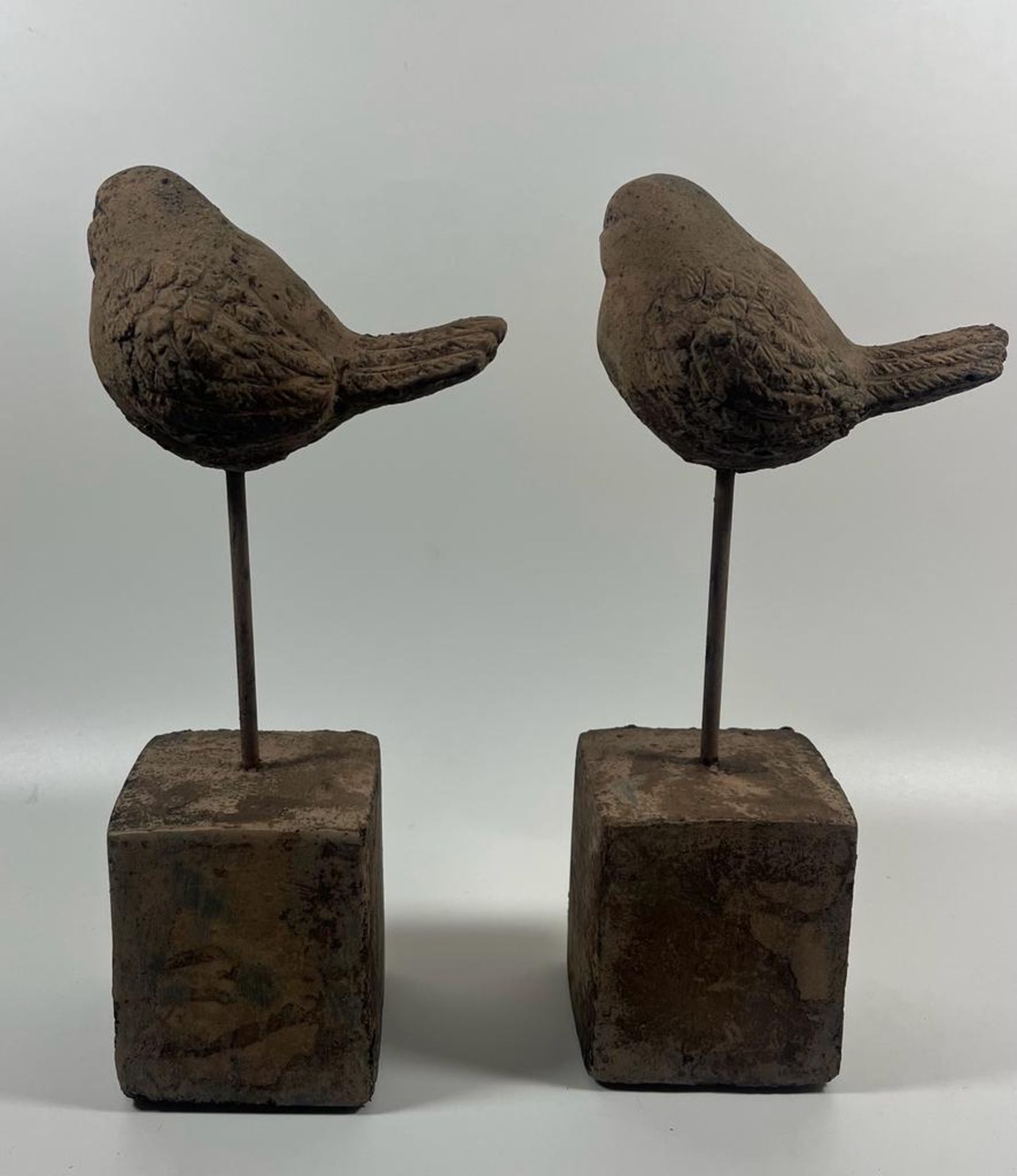 A PAIR OF DECORATIVE STONE BIRDS ON PLINTH BASES, HEIGHT 24 CM - Image 3 of 5