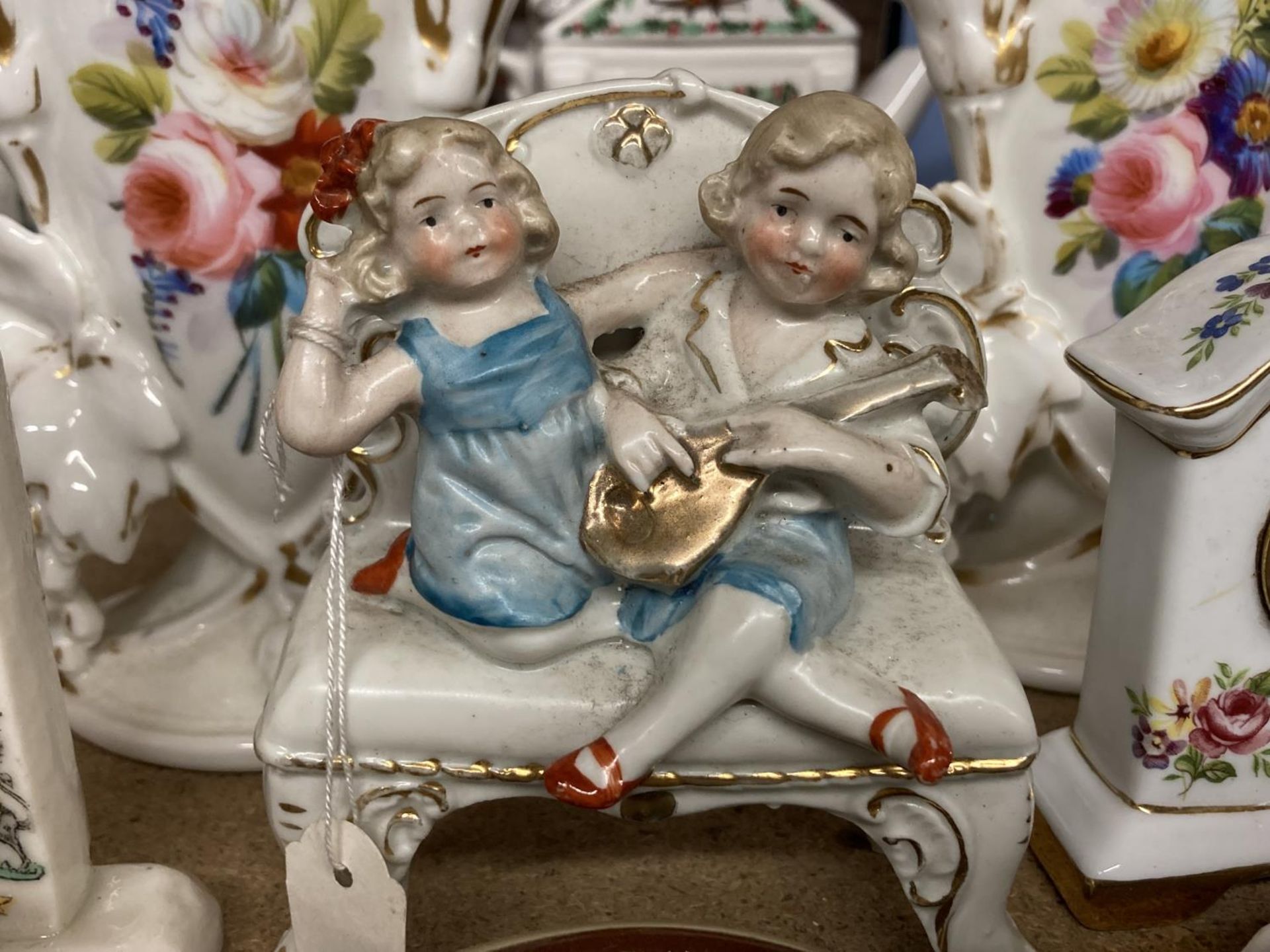 A QUANTITY OF VINTAGE CERAMICS TO INCLUDE A PAIR OF FLORAL AND GILT VASES, A CONTINENTAL FIGURE, - Image 2 of 4