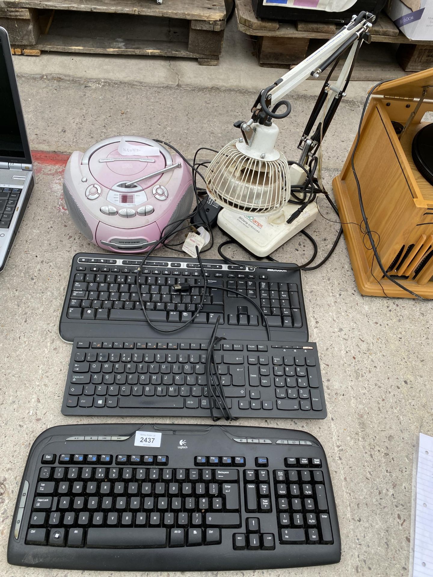 AN ASSORTMENT OF ITEMS TO INCLUDE AN ANGLE POISE LAMP AND COMPUTER KEYBOARDS ETC