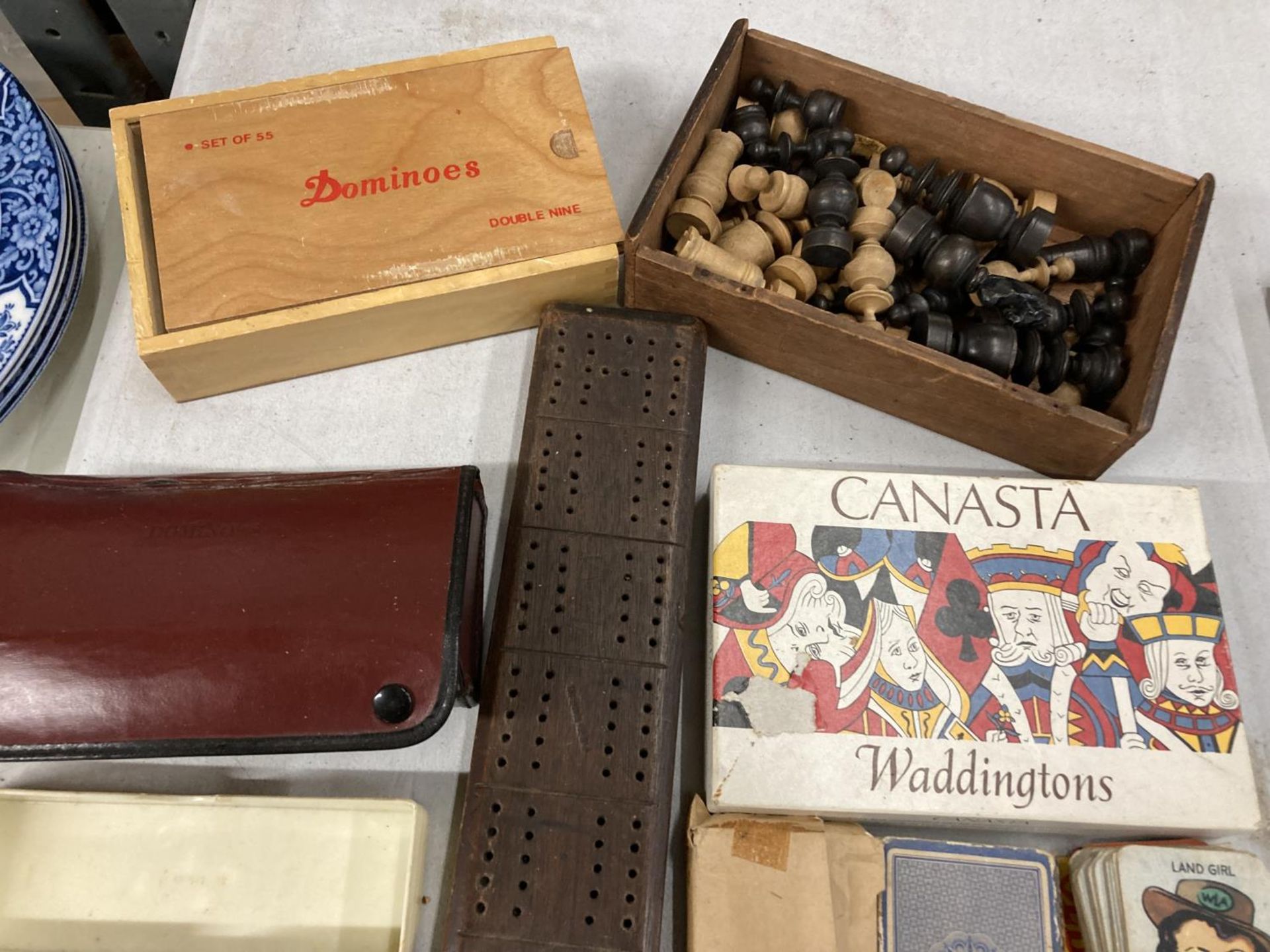 A COLLECTION OF GAMES TO INCLUDE PLAYING CARDS, MASTERMIND, DOMINOES, A CRIBBAGE BOARD, SNOOKER - Image 2 of 4