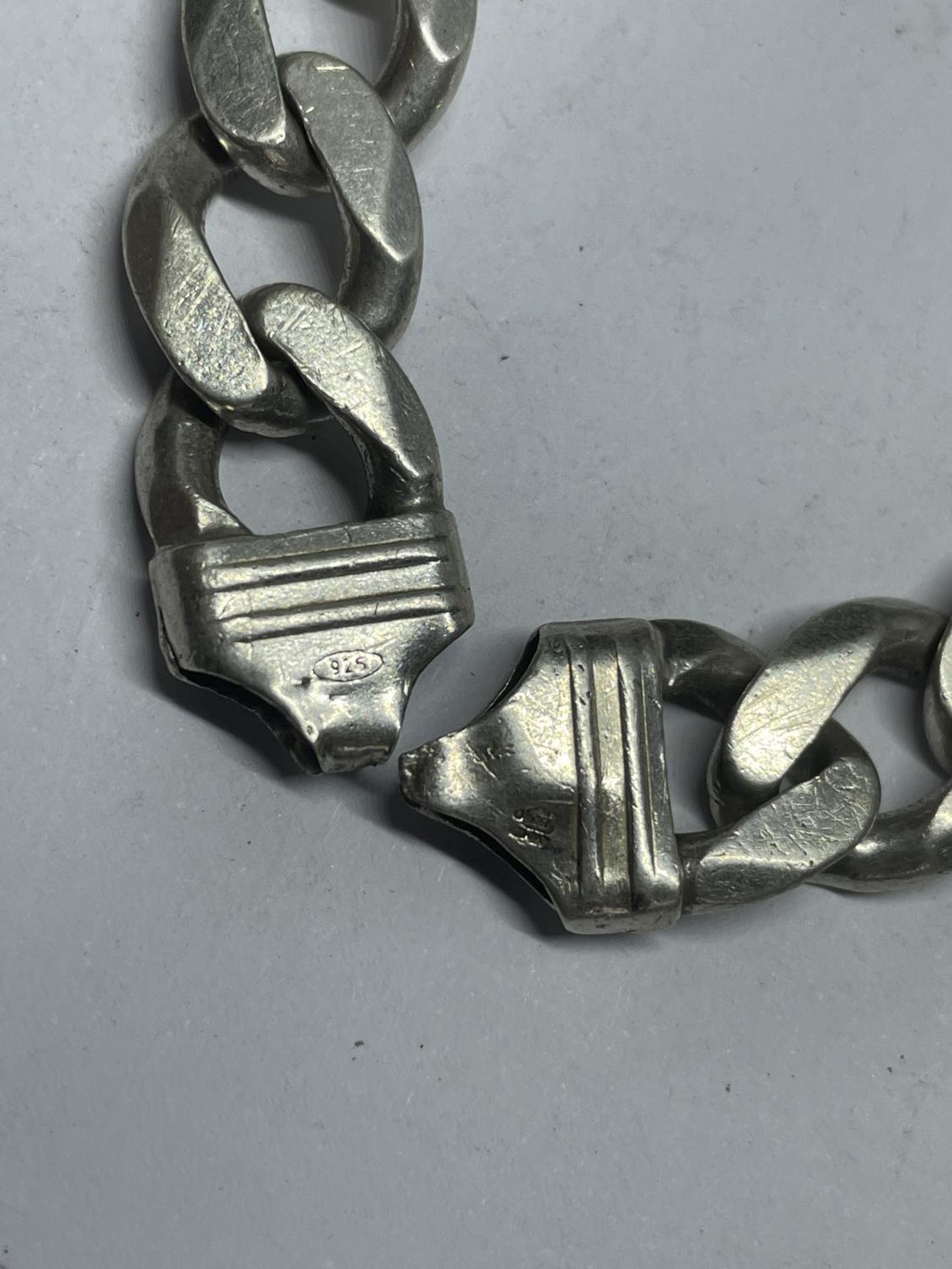 A HEAVY MARKED SILVER FLAT LINK BRACELET LENGTH 18CM WEIGHT 39.9 GRAMS - Image 2 of 2