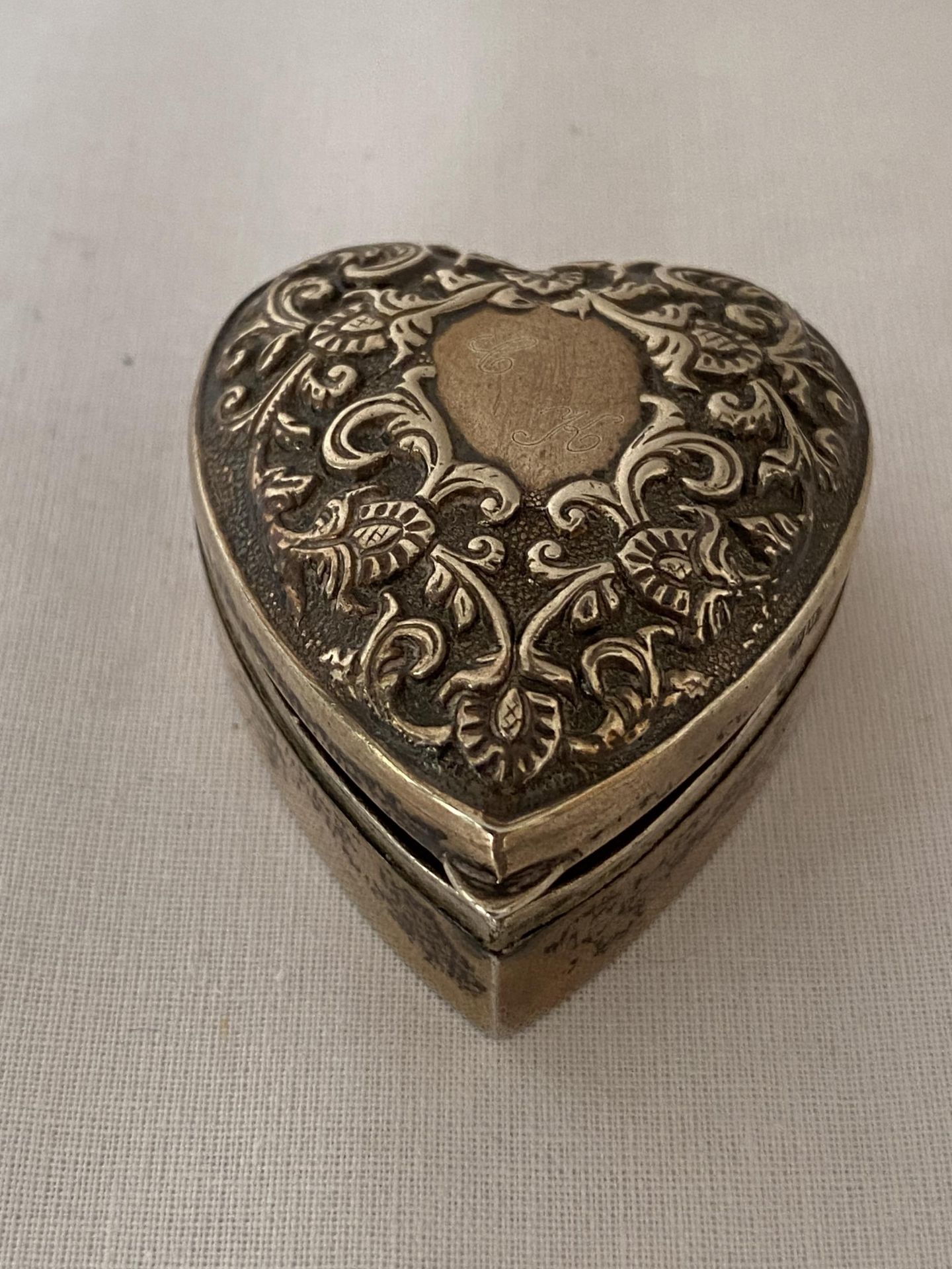 A VICTORIAN 1894 HALLMARKED BIRMINGHAM HEART SHAPED PILL BOX, MAKER LEVI & SALAMAN, GROSS WEIGHT - Image 7 of 12