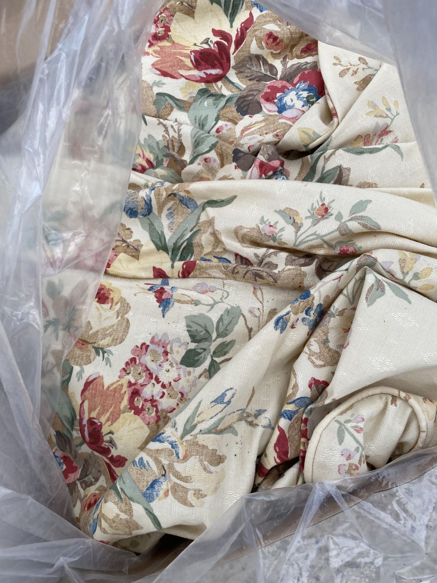 A PAIR OF LAURA ASHLEY CURTAINS - Image 2 of 3