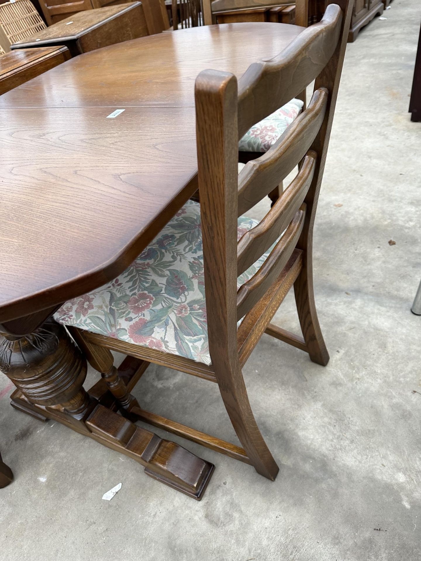 AN OAK OLD CHARM STYLE EXTENDING DINING TABLE, 50 X 32" (LEAF 15") AND FOUR LADDERBACK DINING CHAIRS - Image 5 of 5