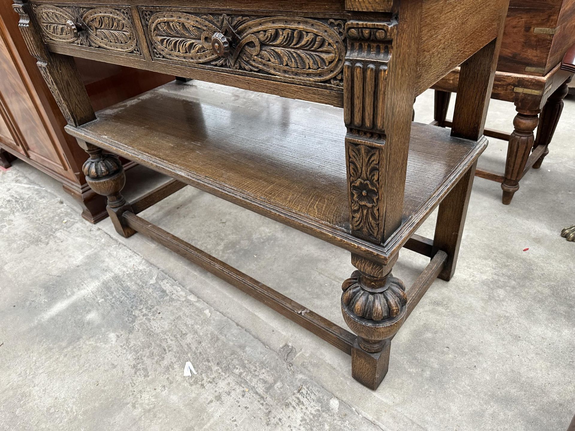 A JACOBEAN STYLE OAK BERICK FURNITURE SIDE-TABLE ENCLOSING TWO DRAWERS ON OPEN BASE WITH POT - Image 3 of 4