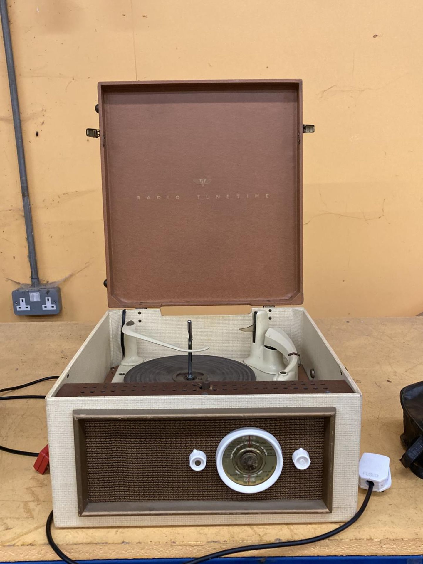 A KB RADIO TUNETIME VINTAGE RECORD PLAYER IN A CASE