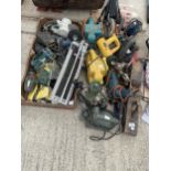 A LARGE ASSORTMENT OF TOOLS TO INCLUDE VINTAGE WOOD PLANES AND VARIOUS POWER TOOLS ETC