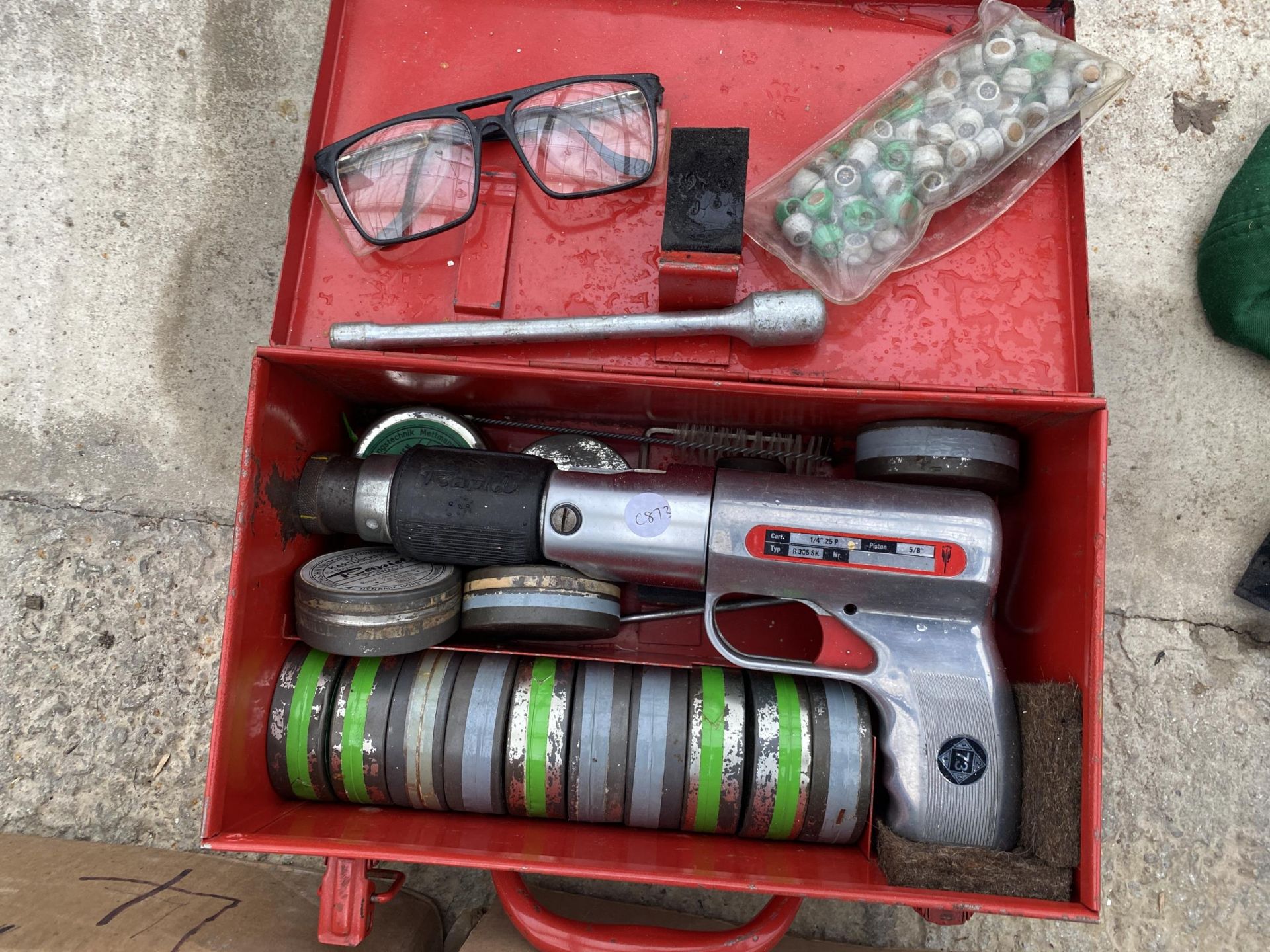 AN ASSORTMENT OF ITEMS TO INCLUDE A NAIL GUN AND A LARGE QUANTITY OF MASONARY NAILS ETC - Image 2 of 2