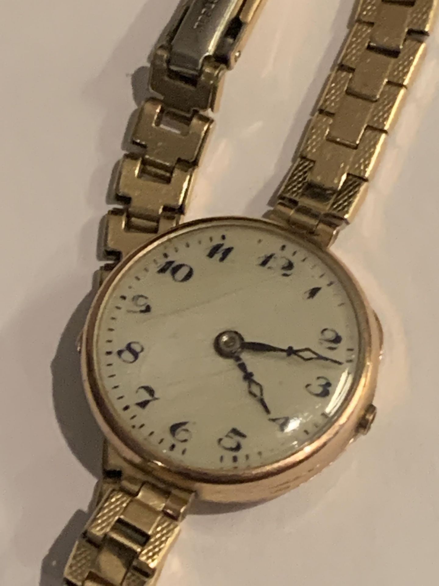 A VINTAGE WRIST WATCH WITH 9 CARAT GOLD CASE AND GOLD PLATED STRAP - Image 2 of 4