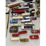 A LARGE QUANTITY OF VINTAGE DIE-CAST CARS AND VEHICLES TO INCLUDE LLEDO, ETC