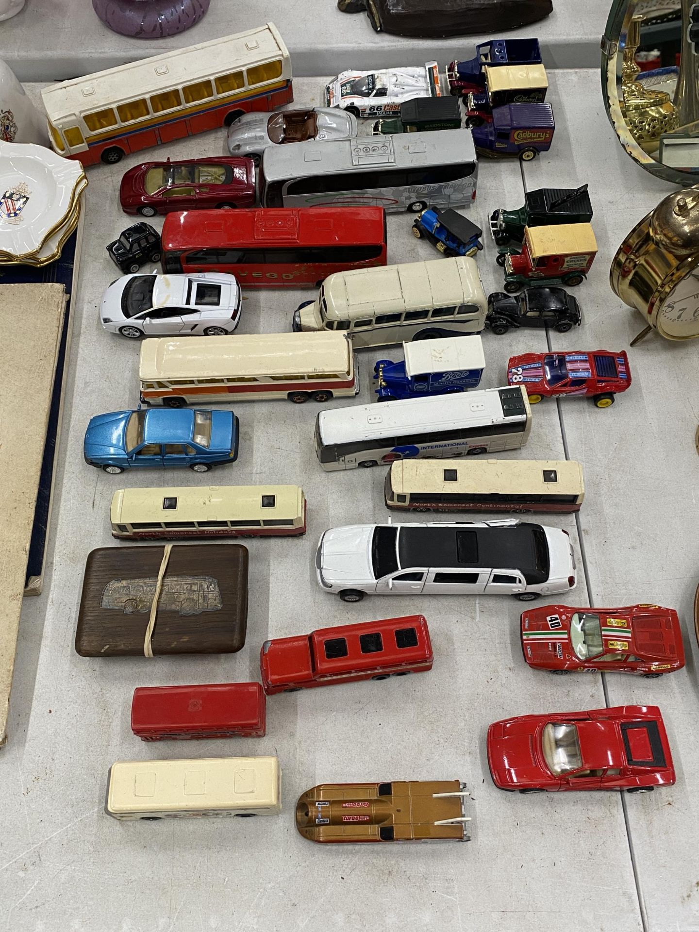 A LARGE QUANTITY OF VINTAGE DIE-CAST CARS AND VEHICLES TO INCLUDE LLEDO, ETC